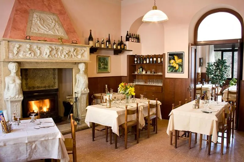 Restaurant/places to eat in Albergo Sala
