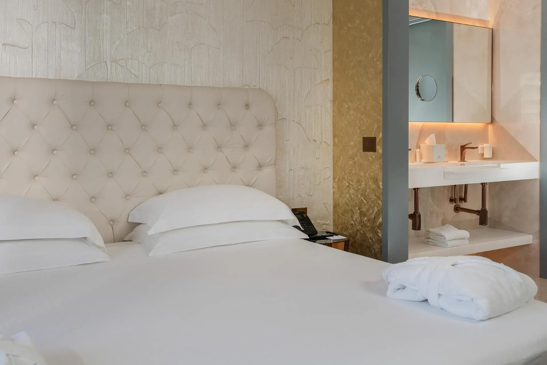 Bedroom, Bed in The Promenade Luxury Wellness Hotel