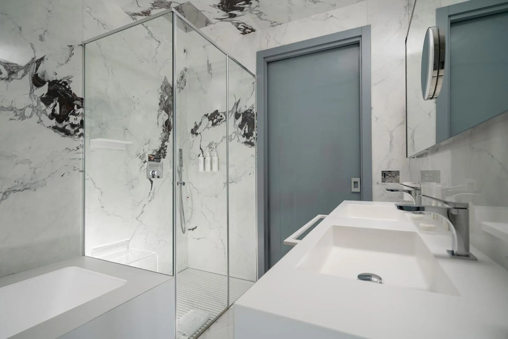 Shower in The Promenade Luxury Wellness Hotel