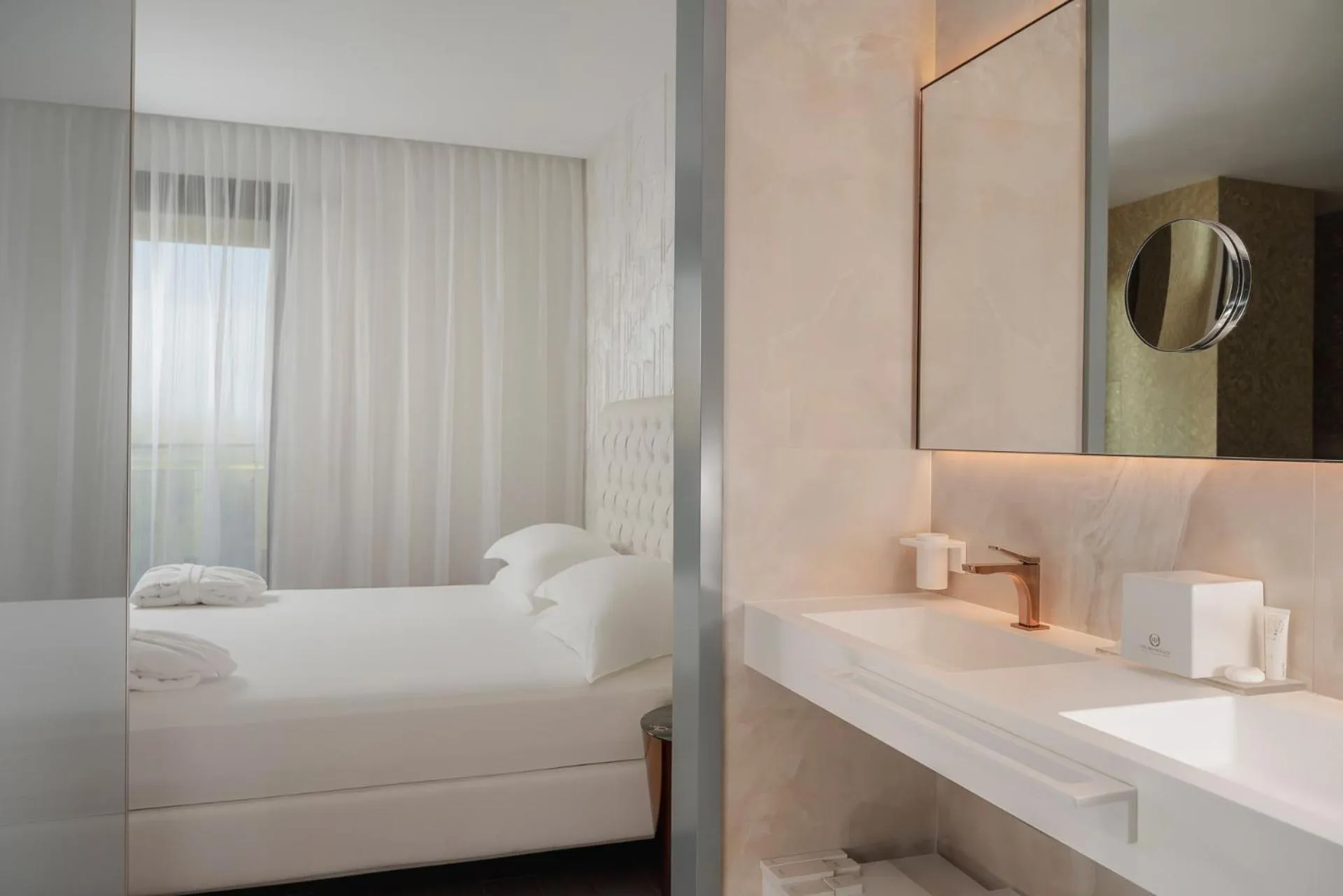 Bathroom, Bed in The Promenade Luxury Wellness Hotel