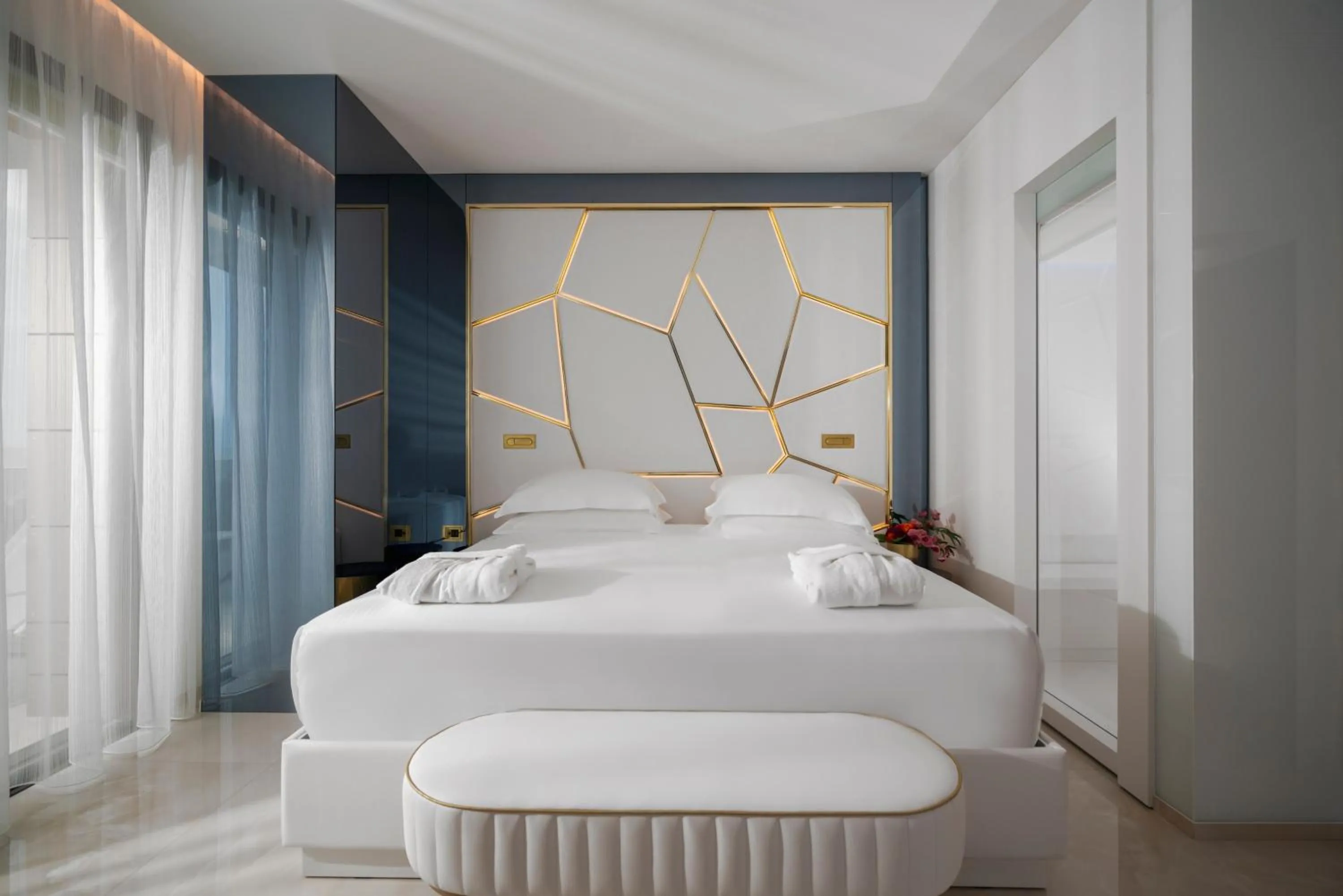 Steam room, Bed in The Promenade Luxury Wellness Hotel