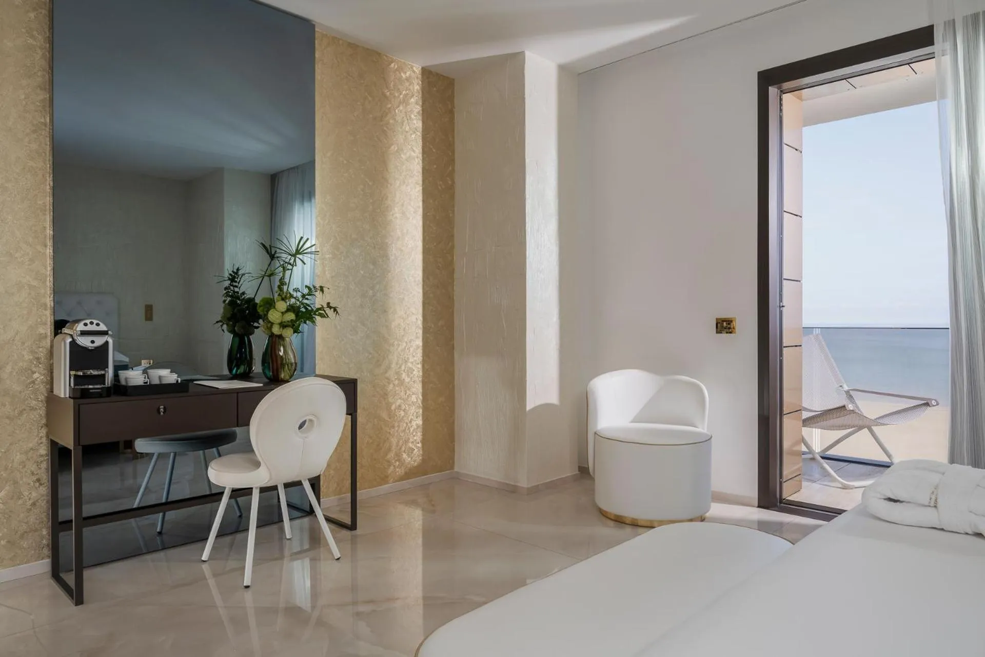 Bedroom, Bed in The Promenade Luxury Wellness Hotel