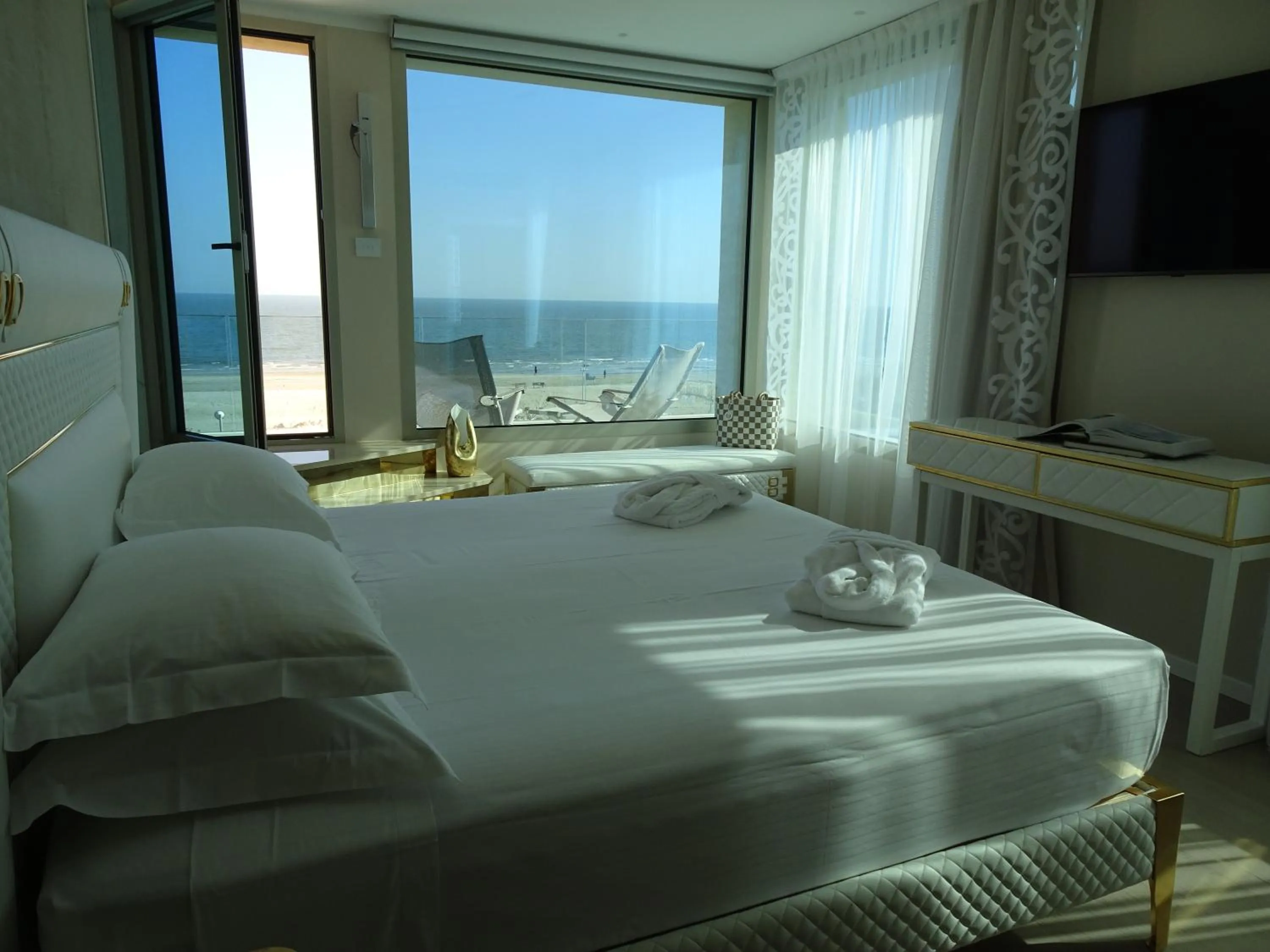 Photo of the whole room, Bed in The Promenade Luxury Wellness Hotel