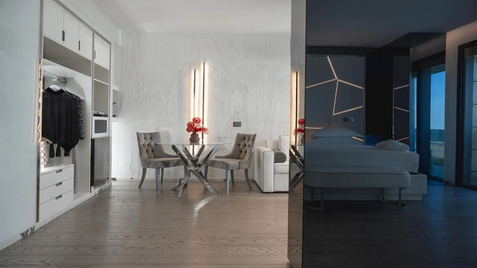 Living room, Bed in The Promenade Luxury Wellness Hotel