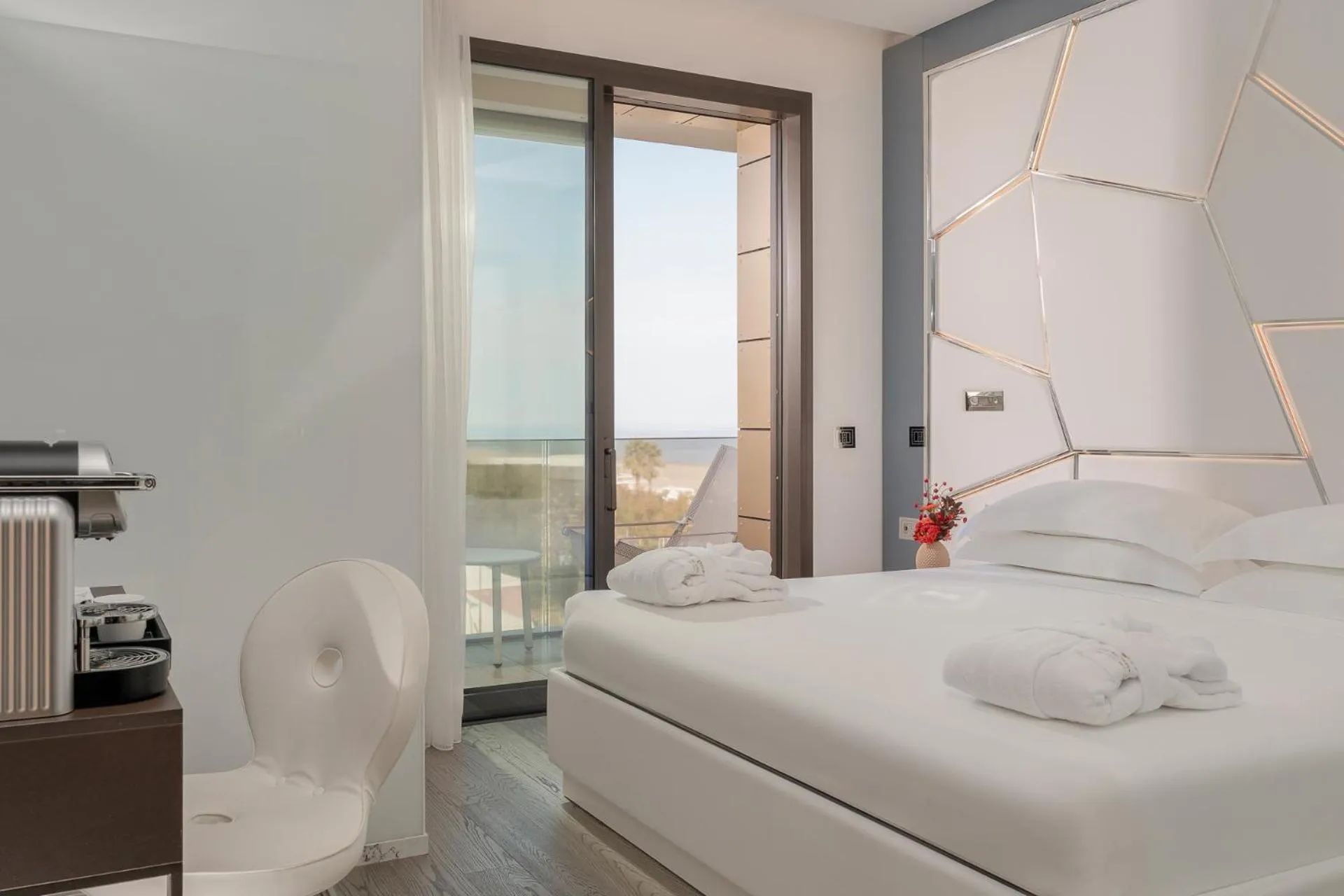 Sea view, Bed in The Promenade Luxury Wellness Hotel