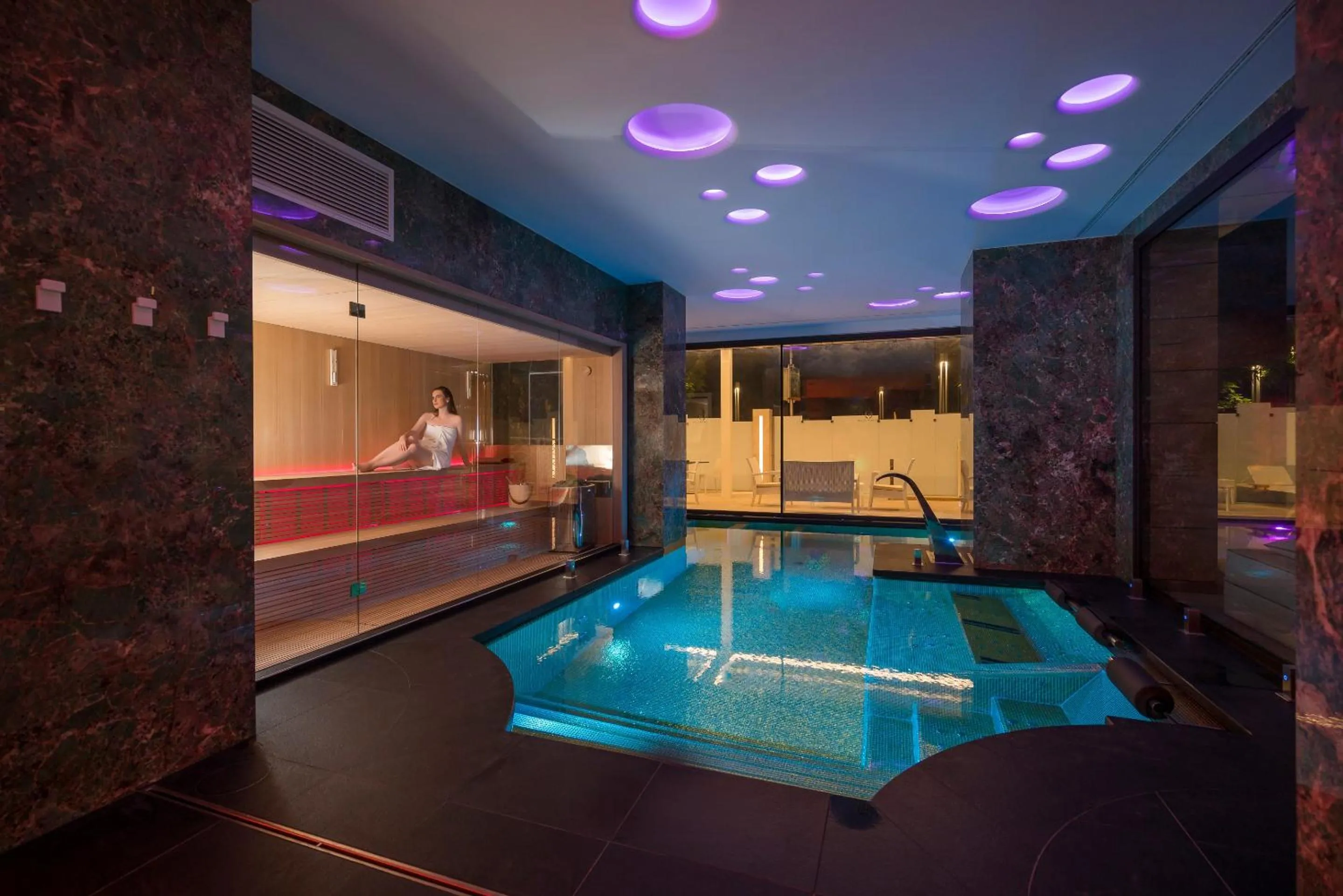 Hot Tub in The Promenade Luxury Wellness Hotel
