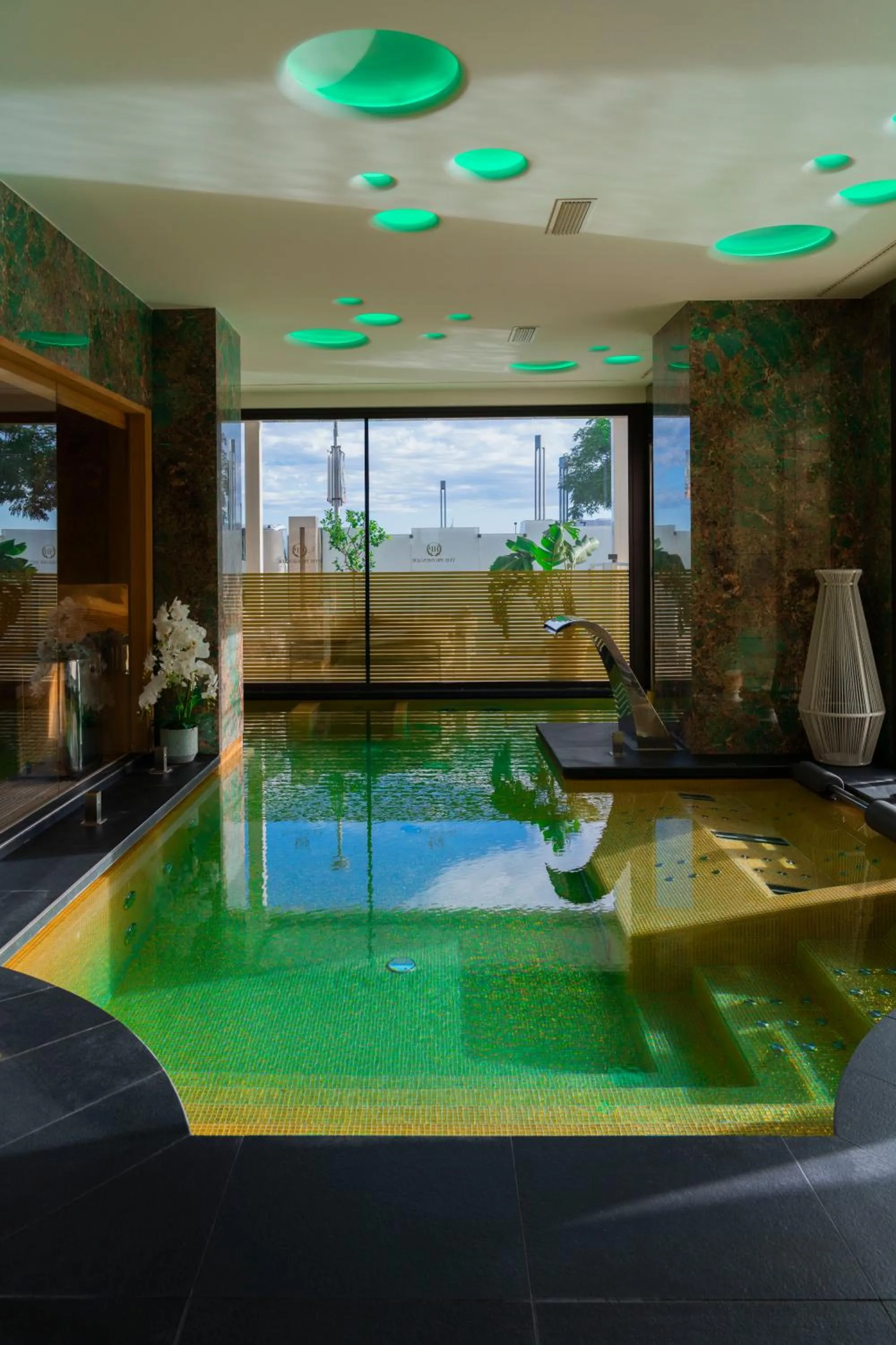 Hot Tub in The Promenade Luxury Wellness Hotel