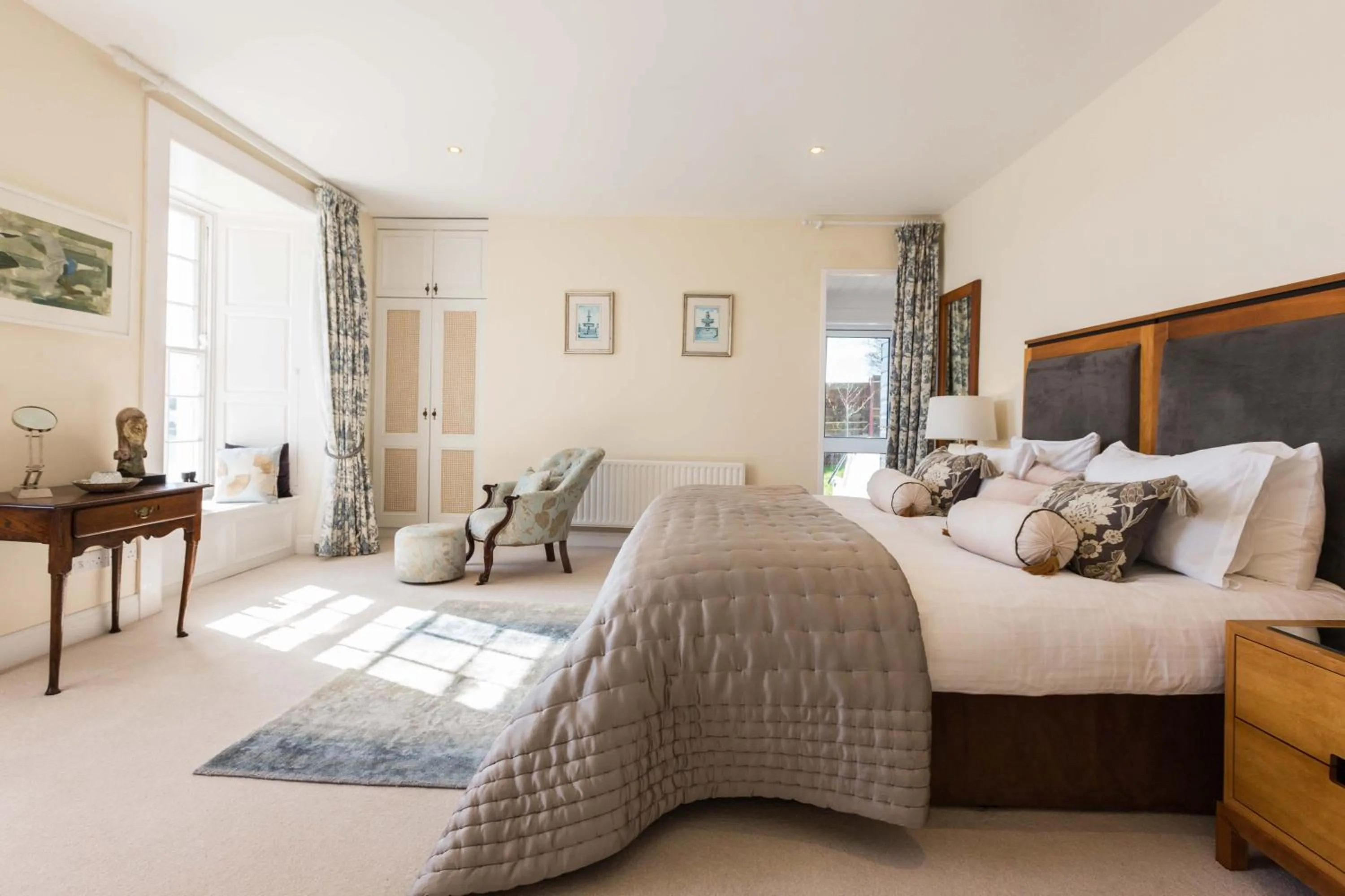 Nearby landmark, Bed in Barrow House