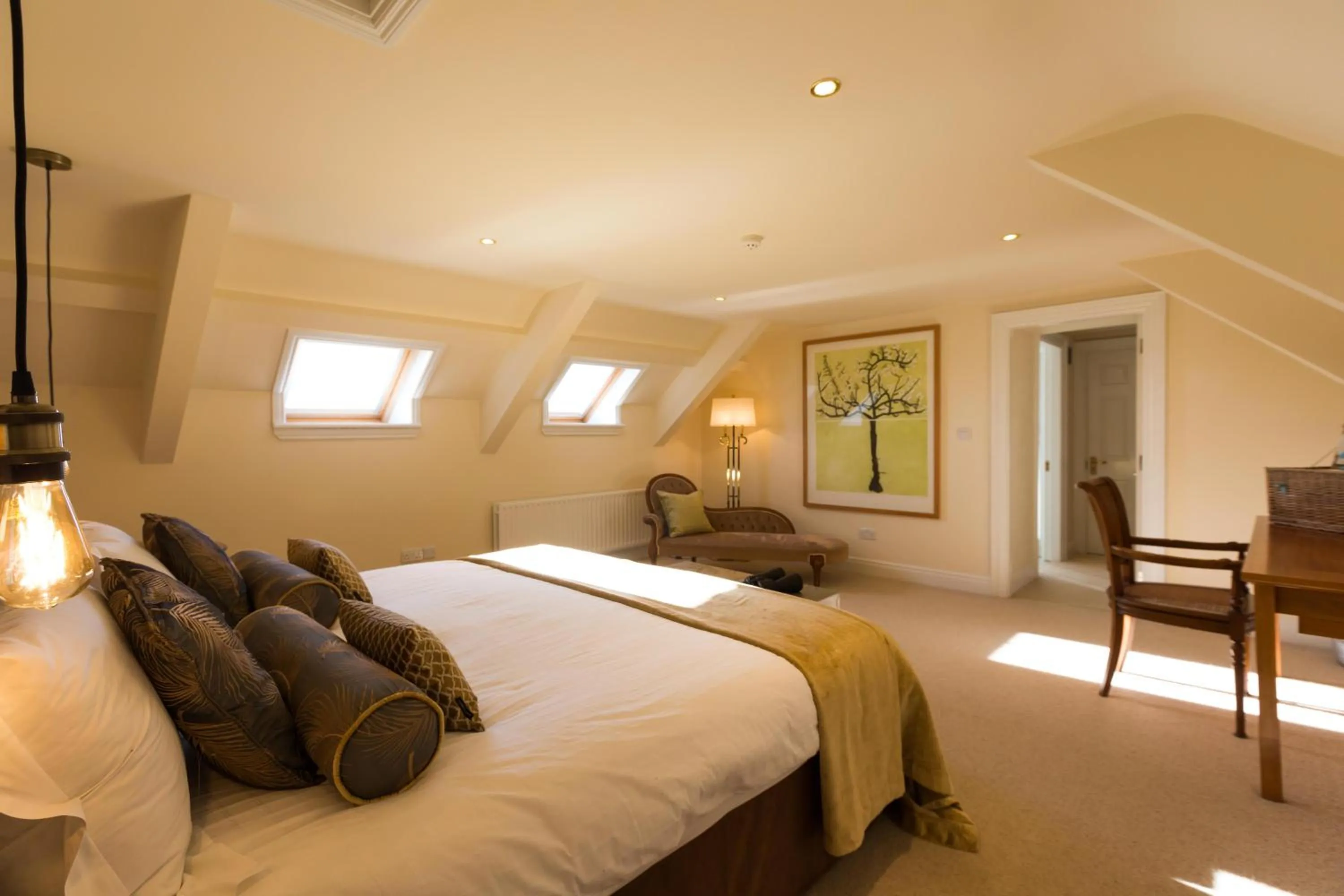 Shower, Bed in Barrow House