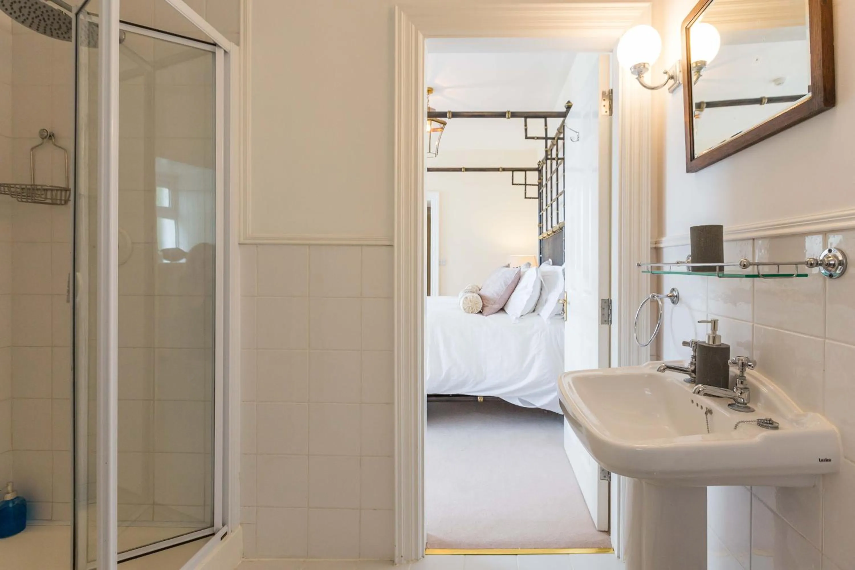 Shower, Bed in Barrow House