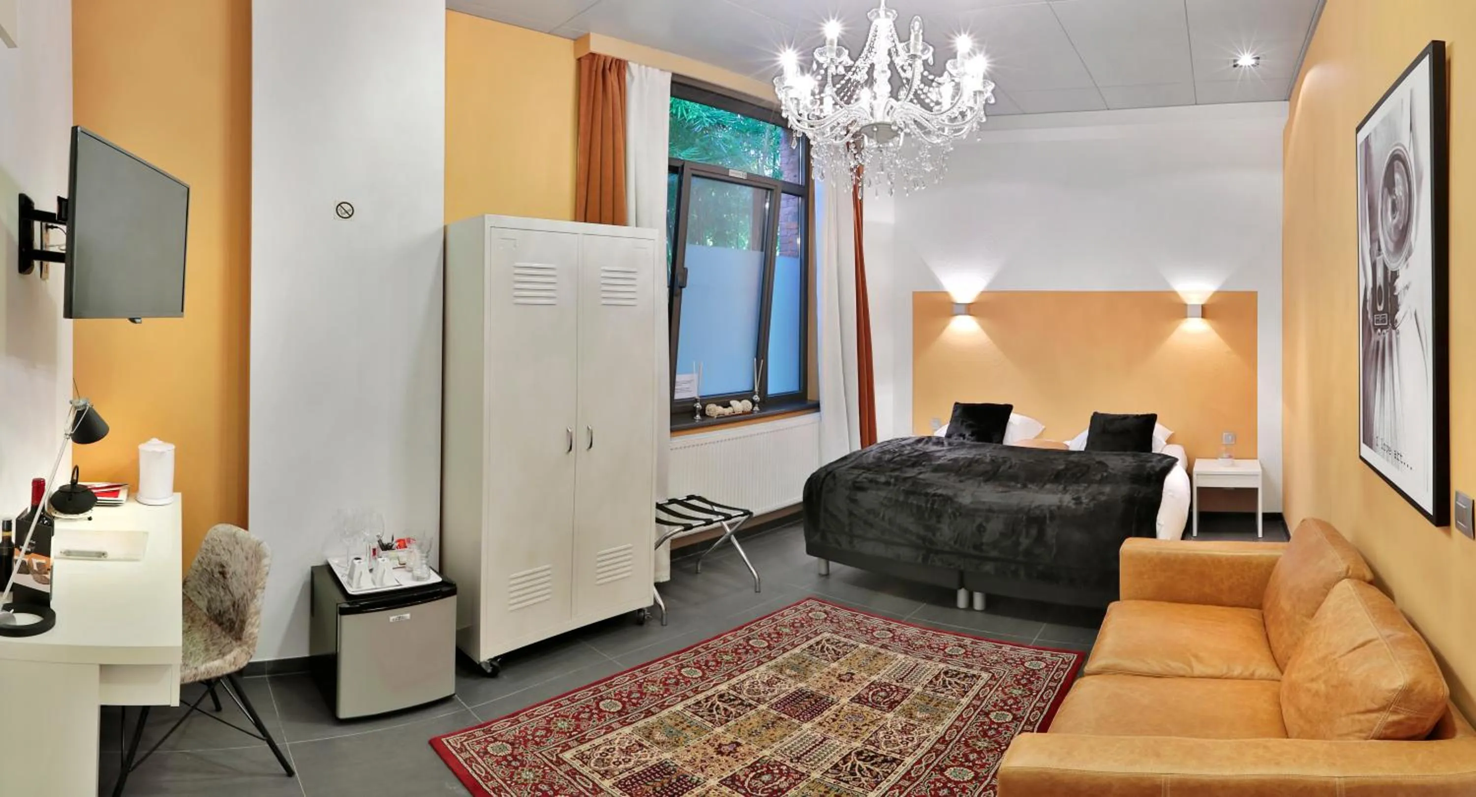 Photo of the whole room in Hotel Moon