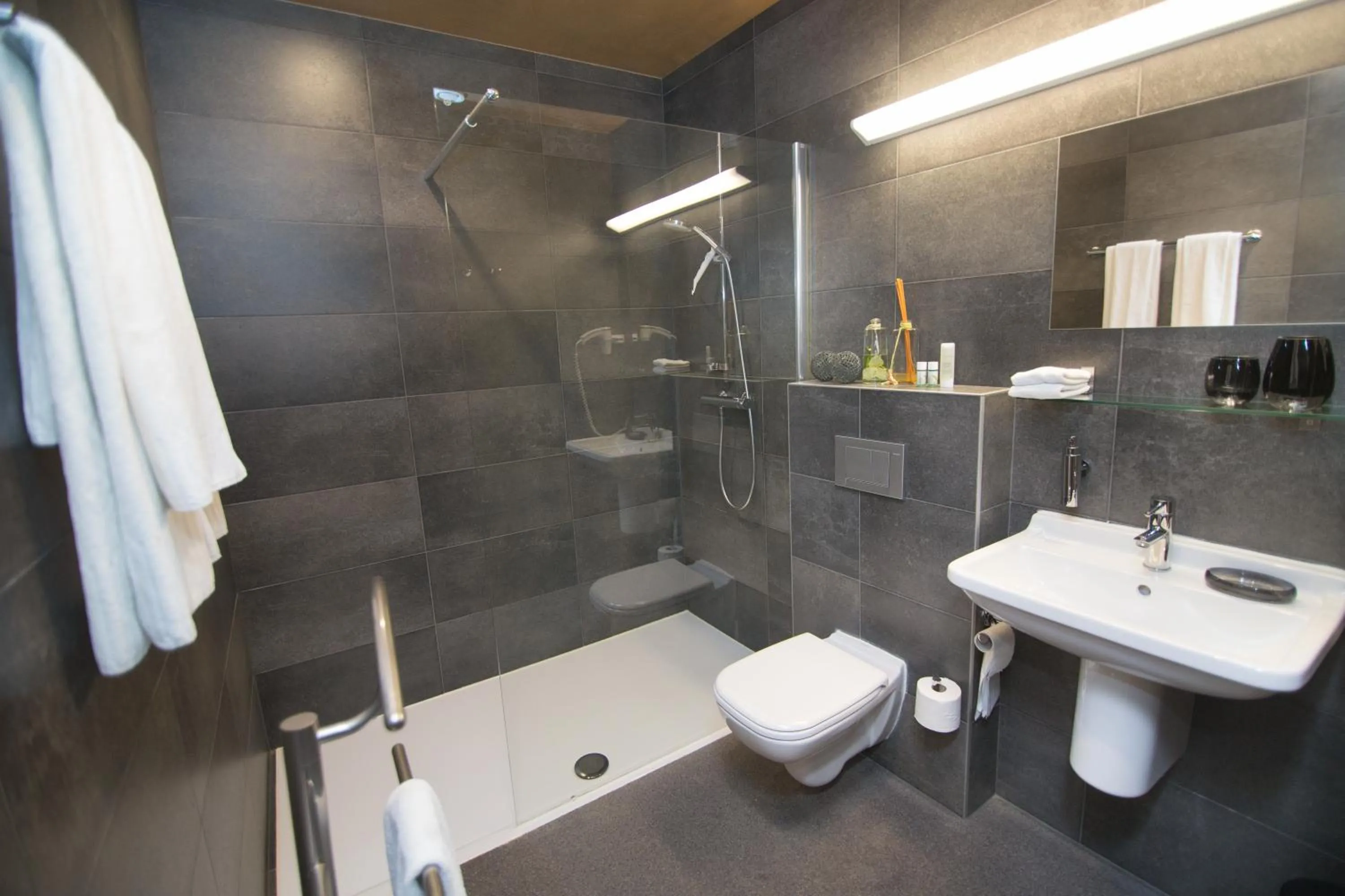 Shower in Hotel Moon