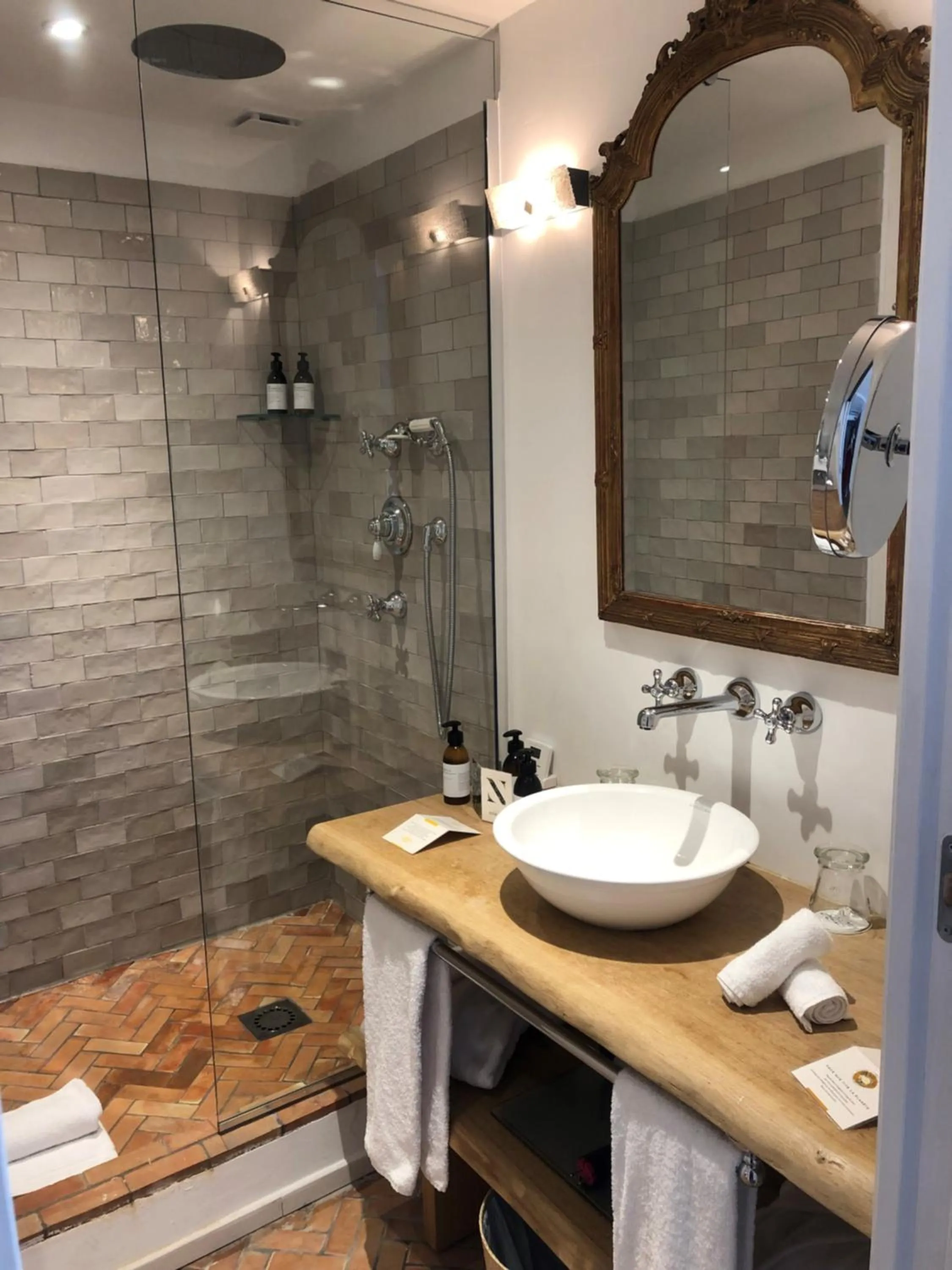 Shower in Grand Hôtel De Cala Rossa & Spa Nucca