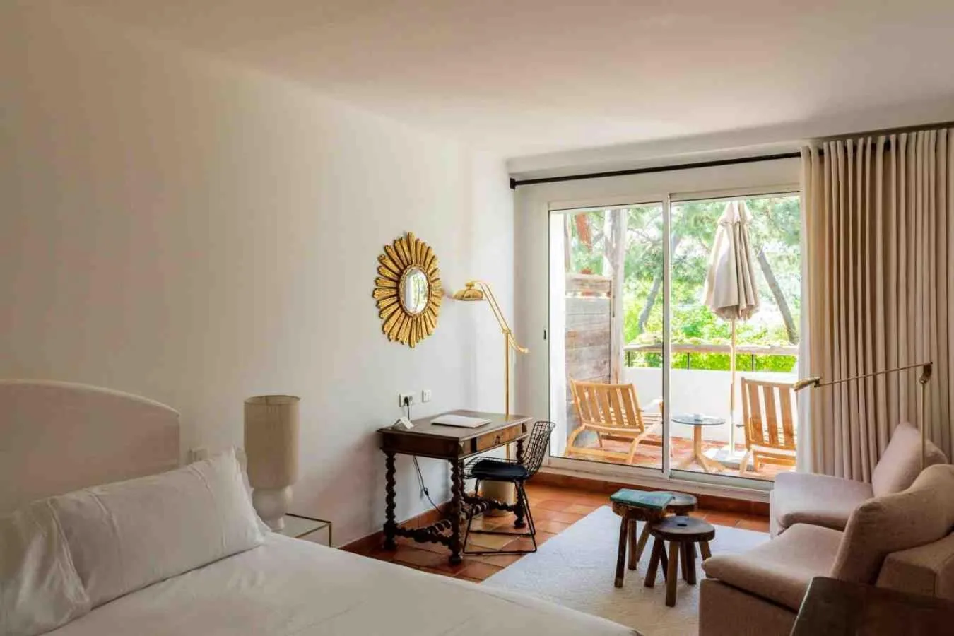 Photo of the whole room, Bed in Grand Hôtel De Cala Rossa & Spa Nucca