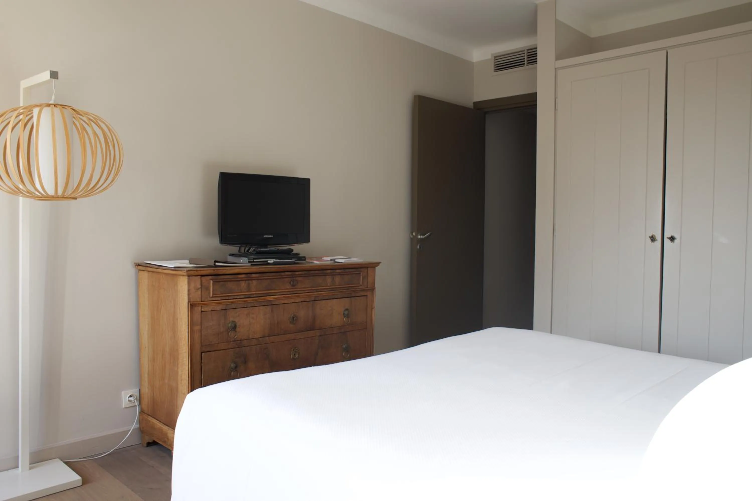 Bed in Grand Hôtel De Cala Rossa & Spa Nucca