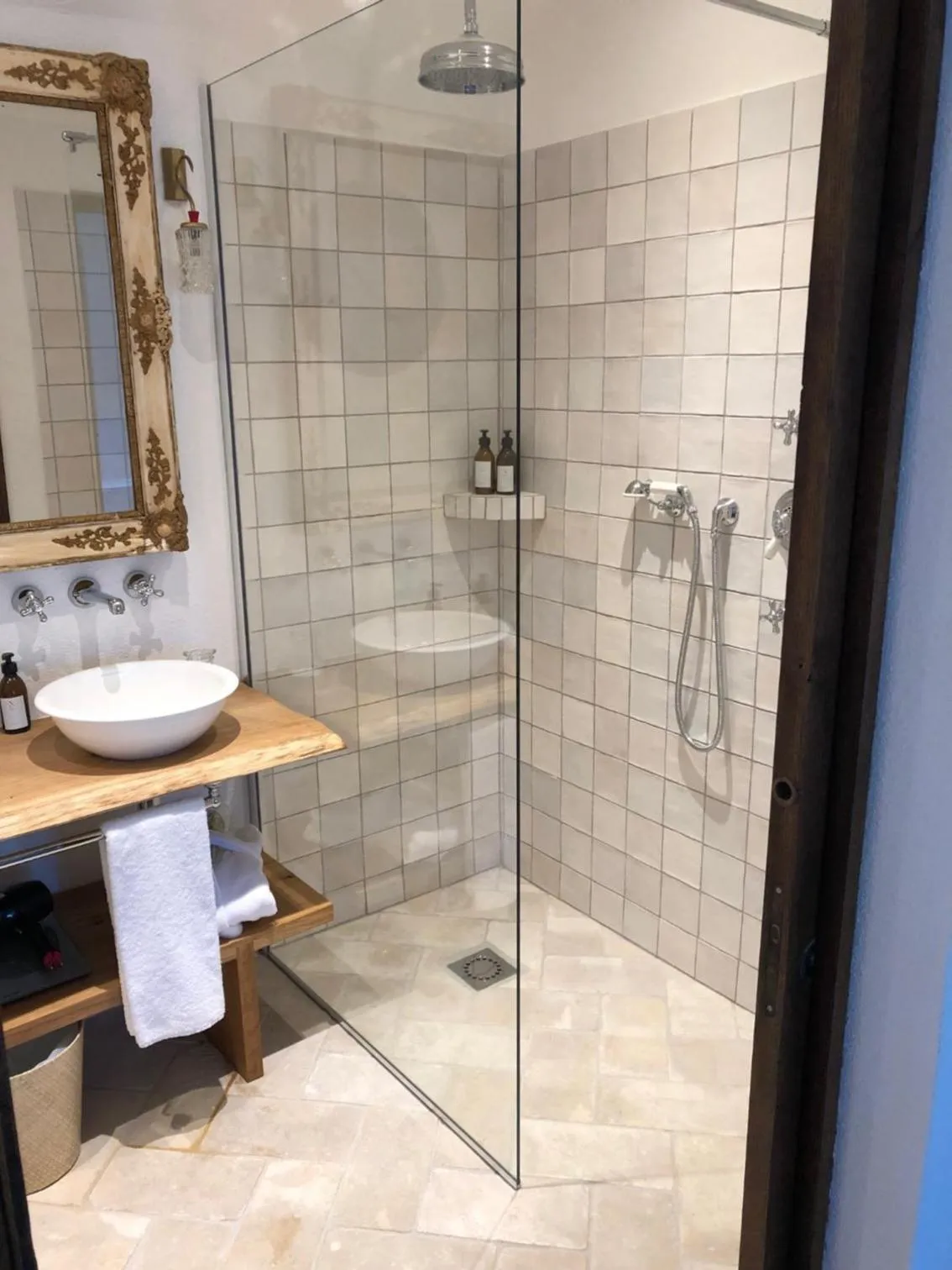 Shower in Grand Hôtel De Cala Rossa & Spa Nucca