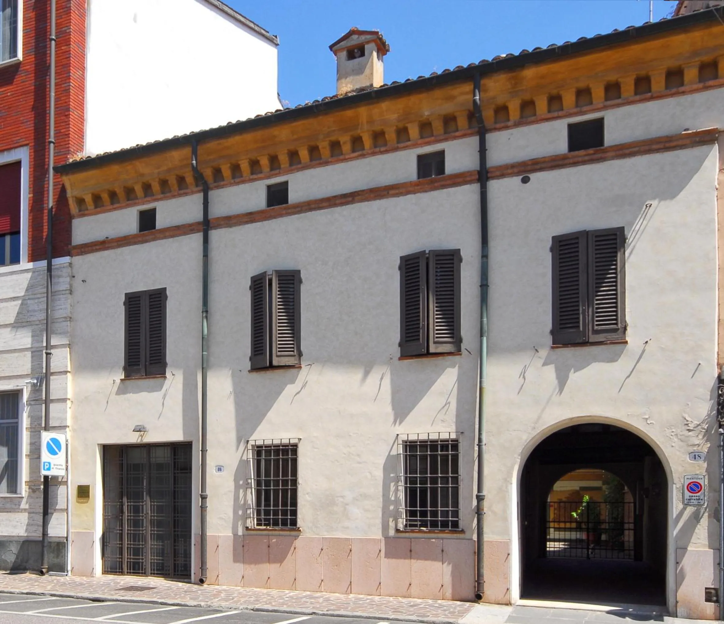 Facade/entrance in Casa del Pittore
