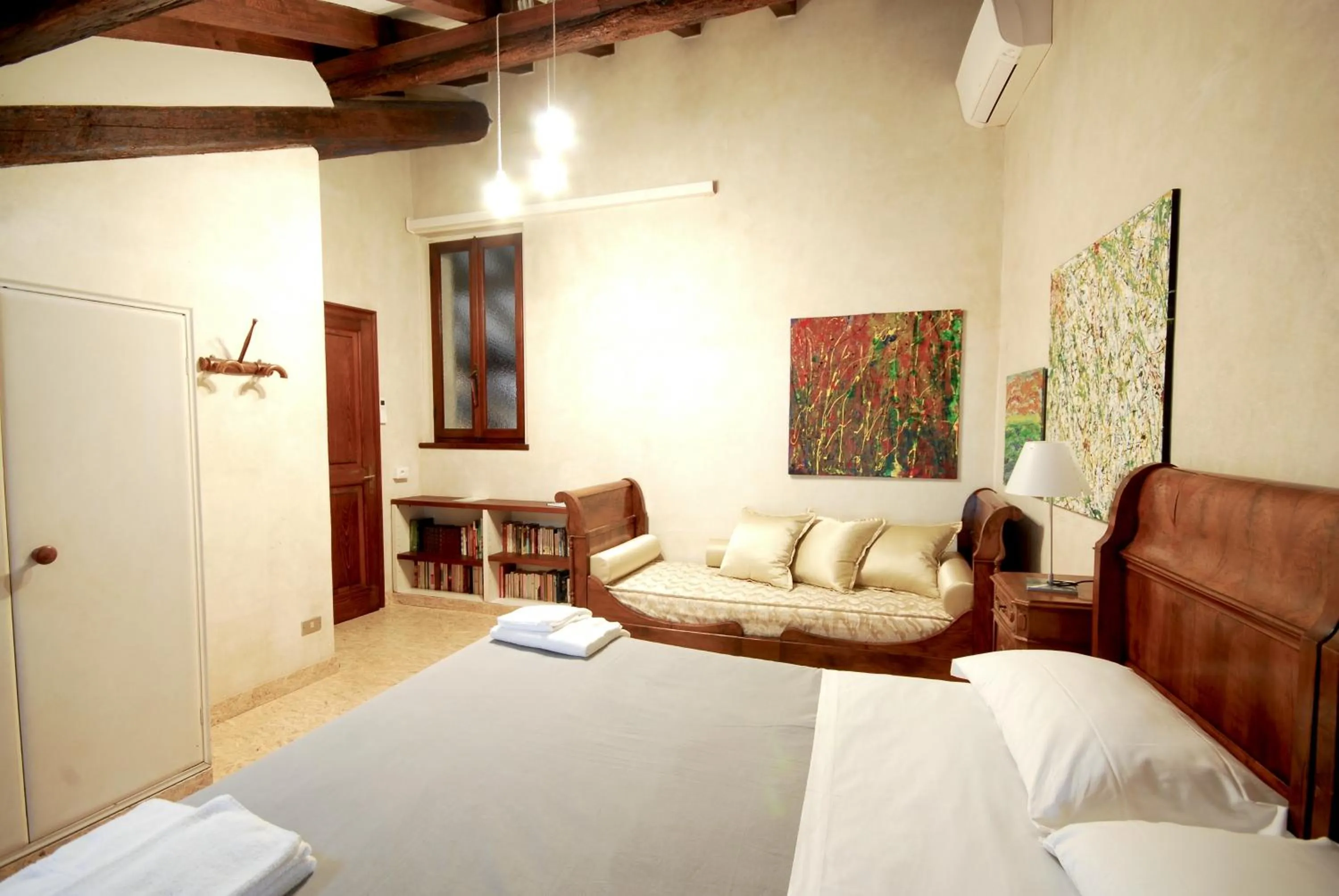 Photo of the whole room, Bed in Casa del Pittore