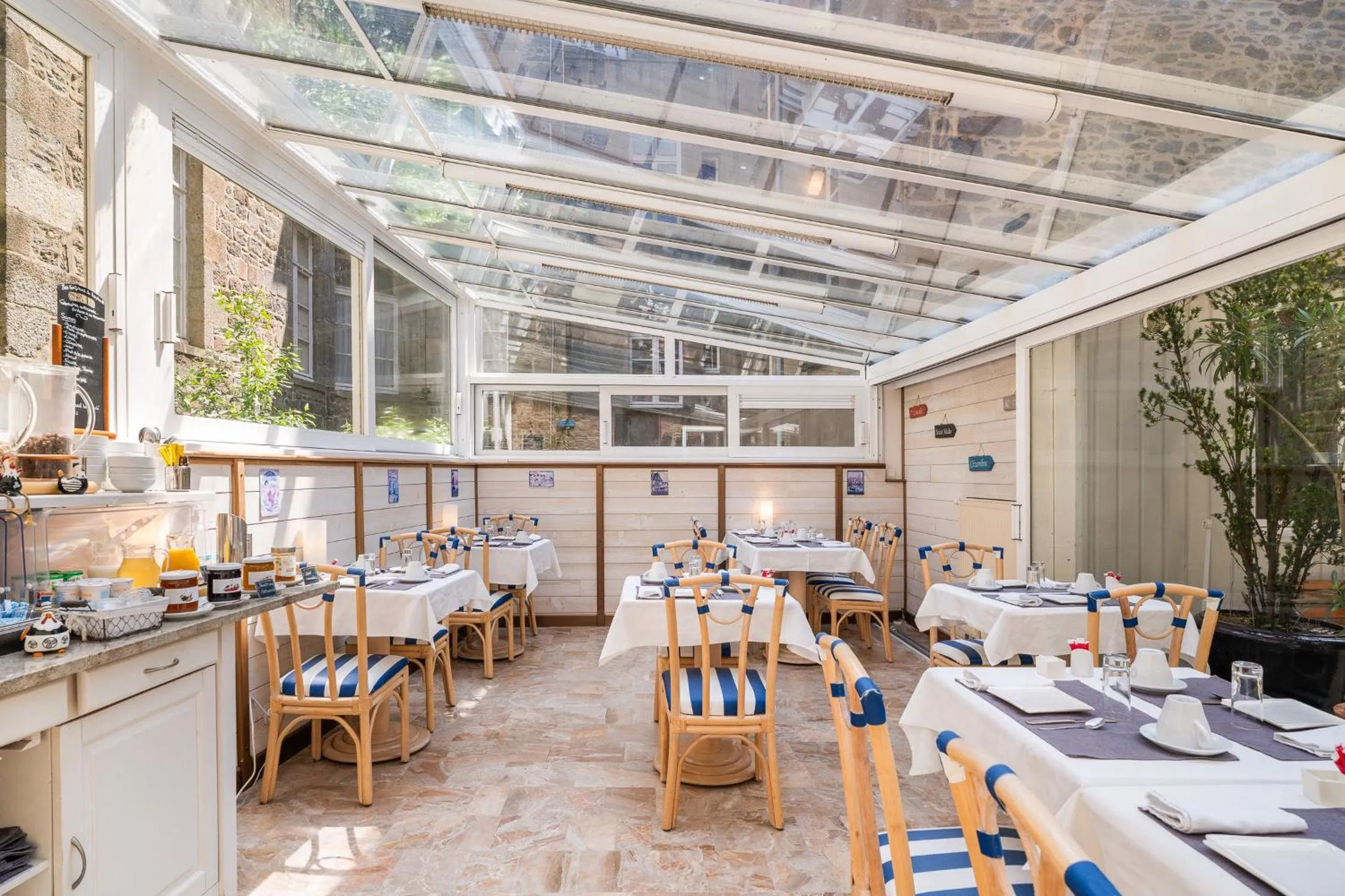 Restaurant/places to eat in Hôtel Quic en Groigne