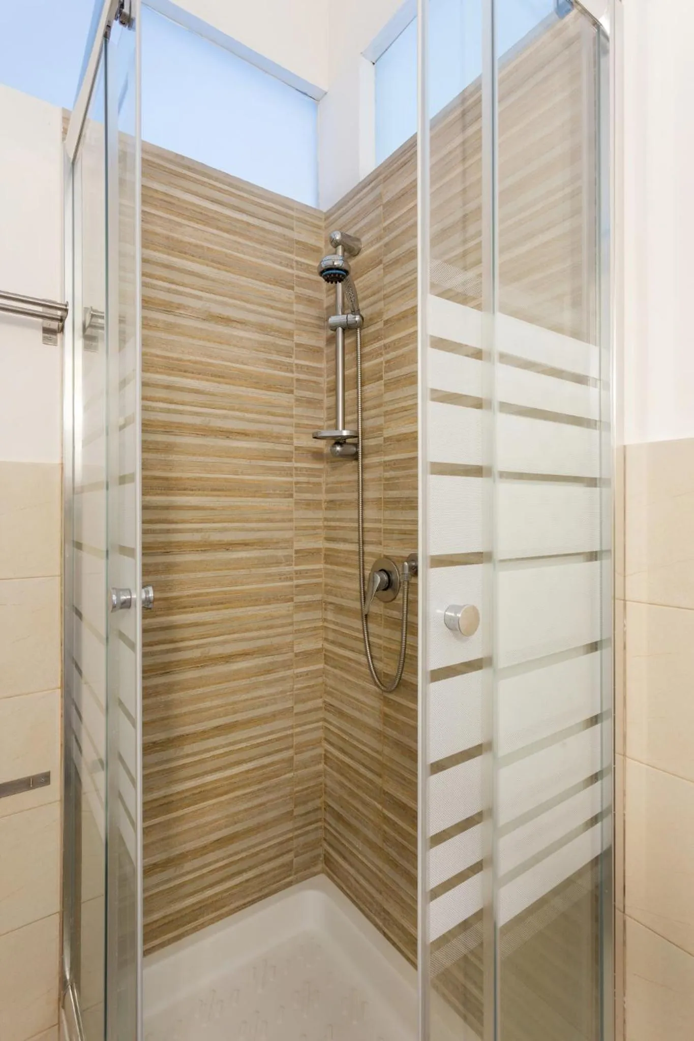 Shower in Da Gianni e Lucia Rooms with bathroom in the city center