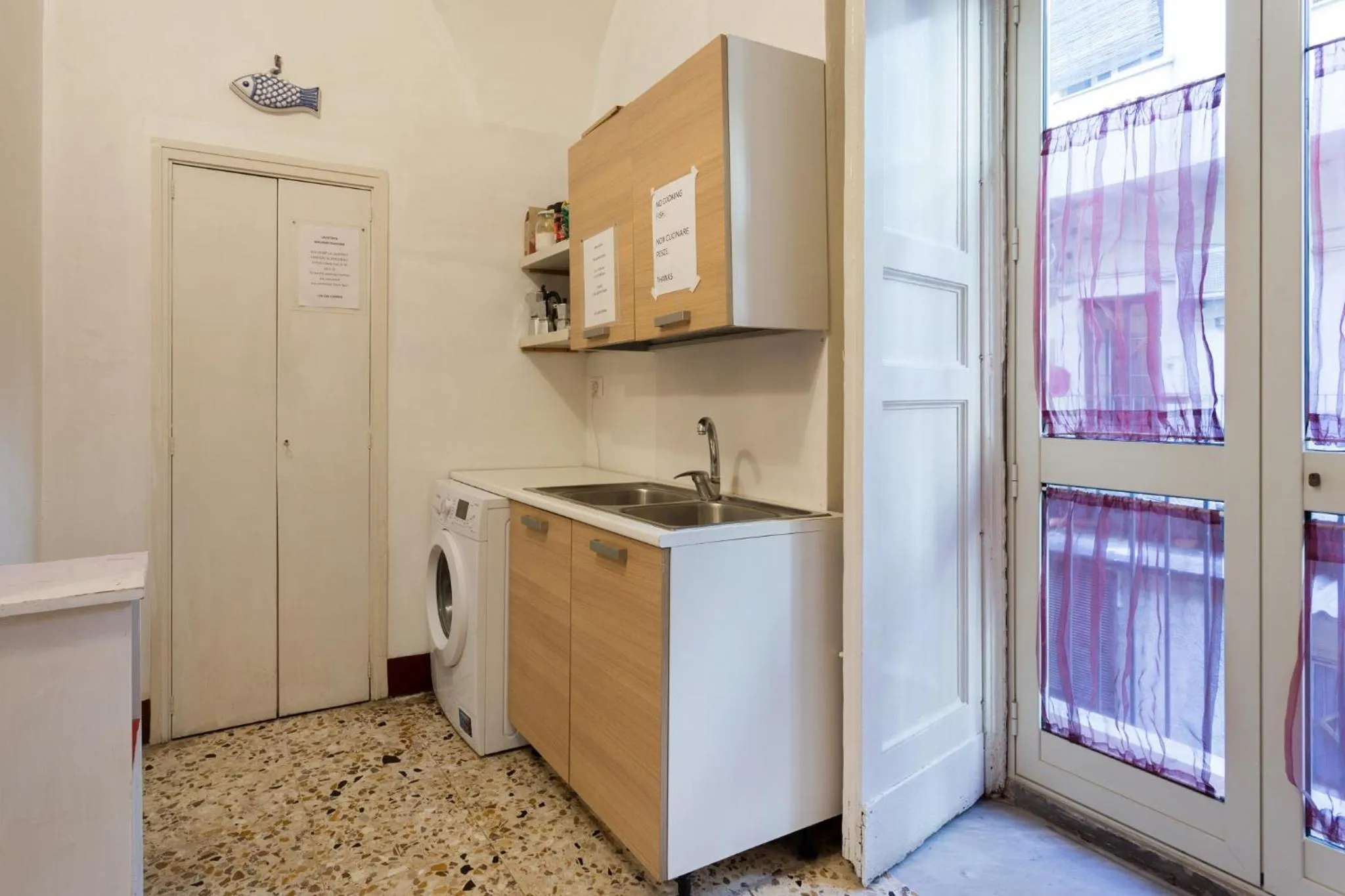 Communal kitchen in Da Gianni e Lucia Rooms with bathroom in the city center