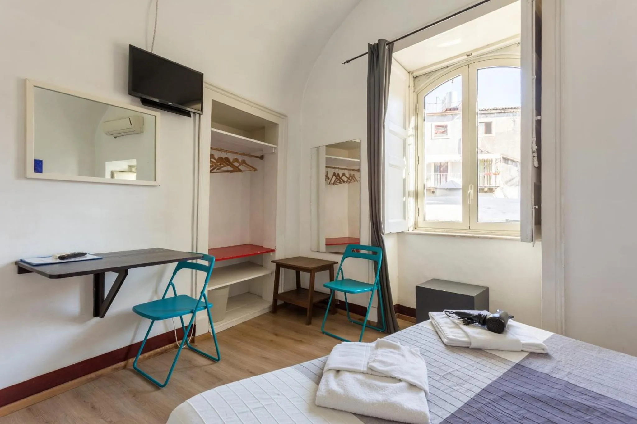 TV and multimedia, Bed in Da Gianni e Lucia Rooms with bathroom in the city center