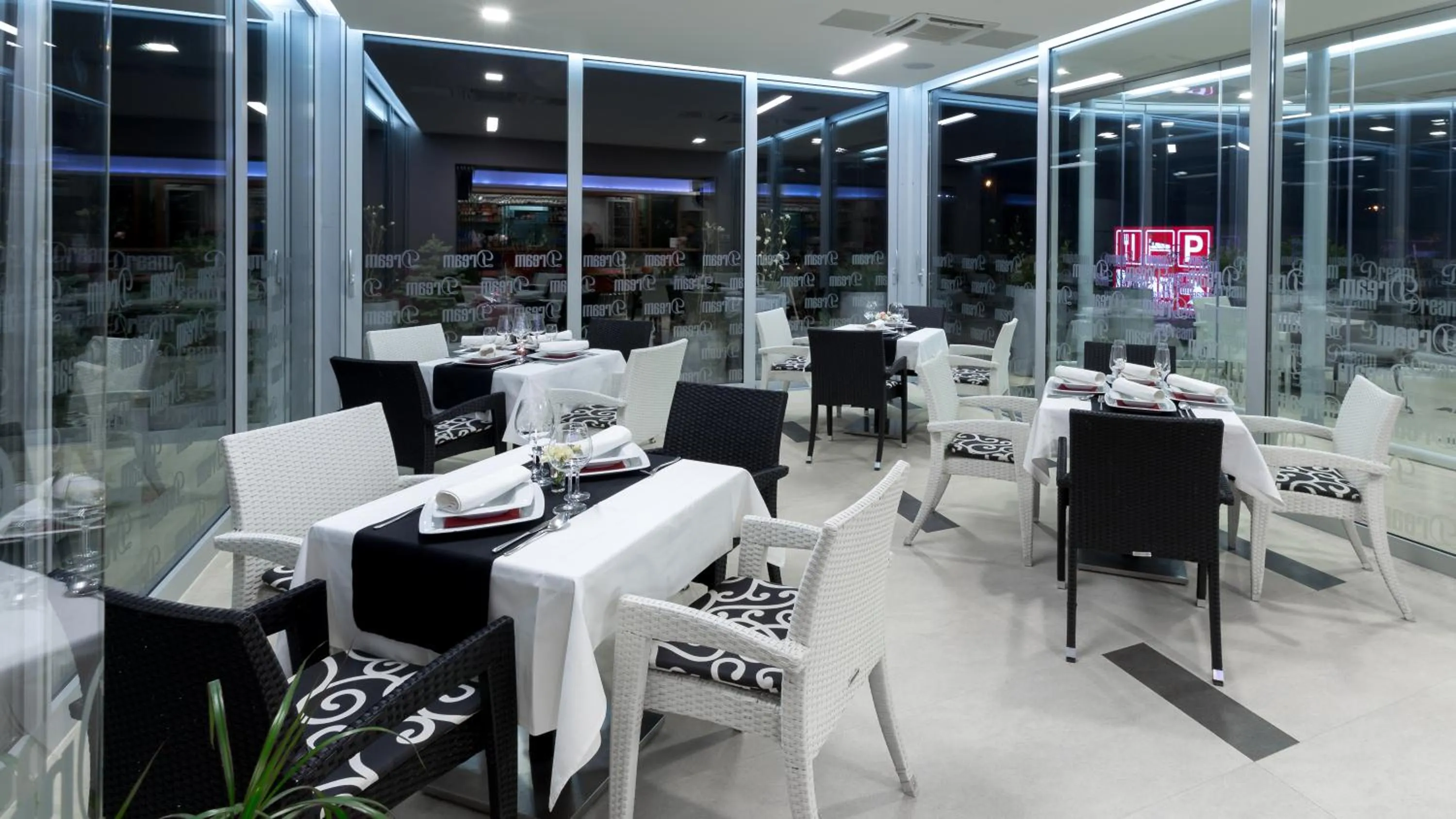 Restaurant/places to eat in Dream Hotel