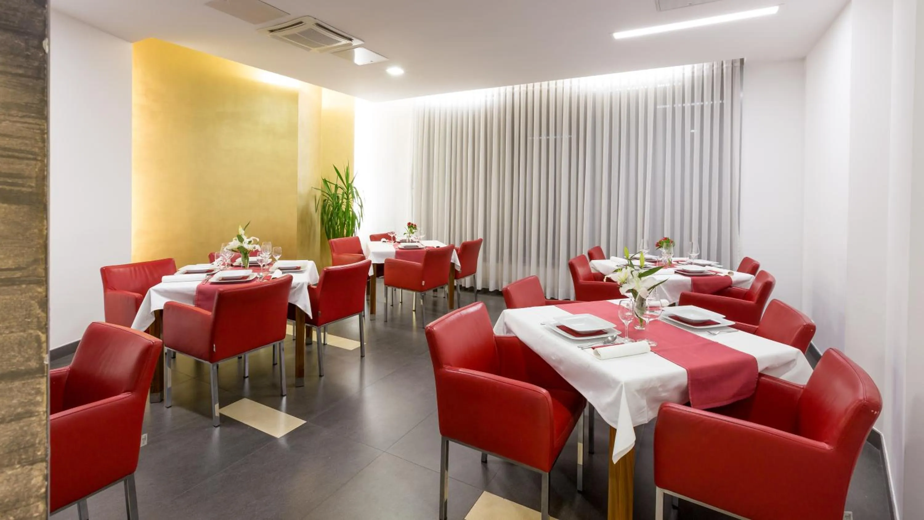 Restaurant/places to eat in Dream Hotel