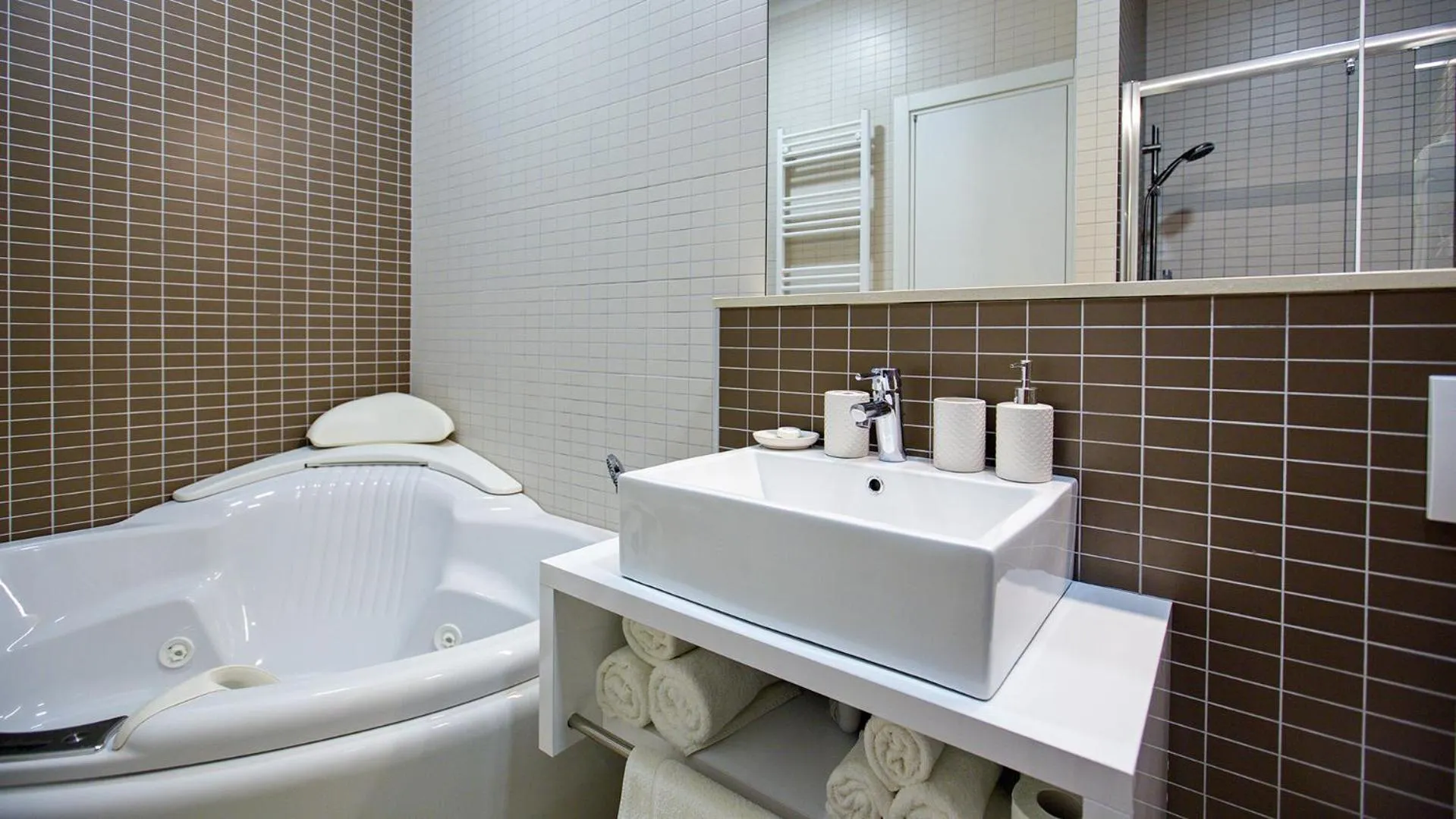 Hot Tub in Dream Hotel