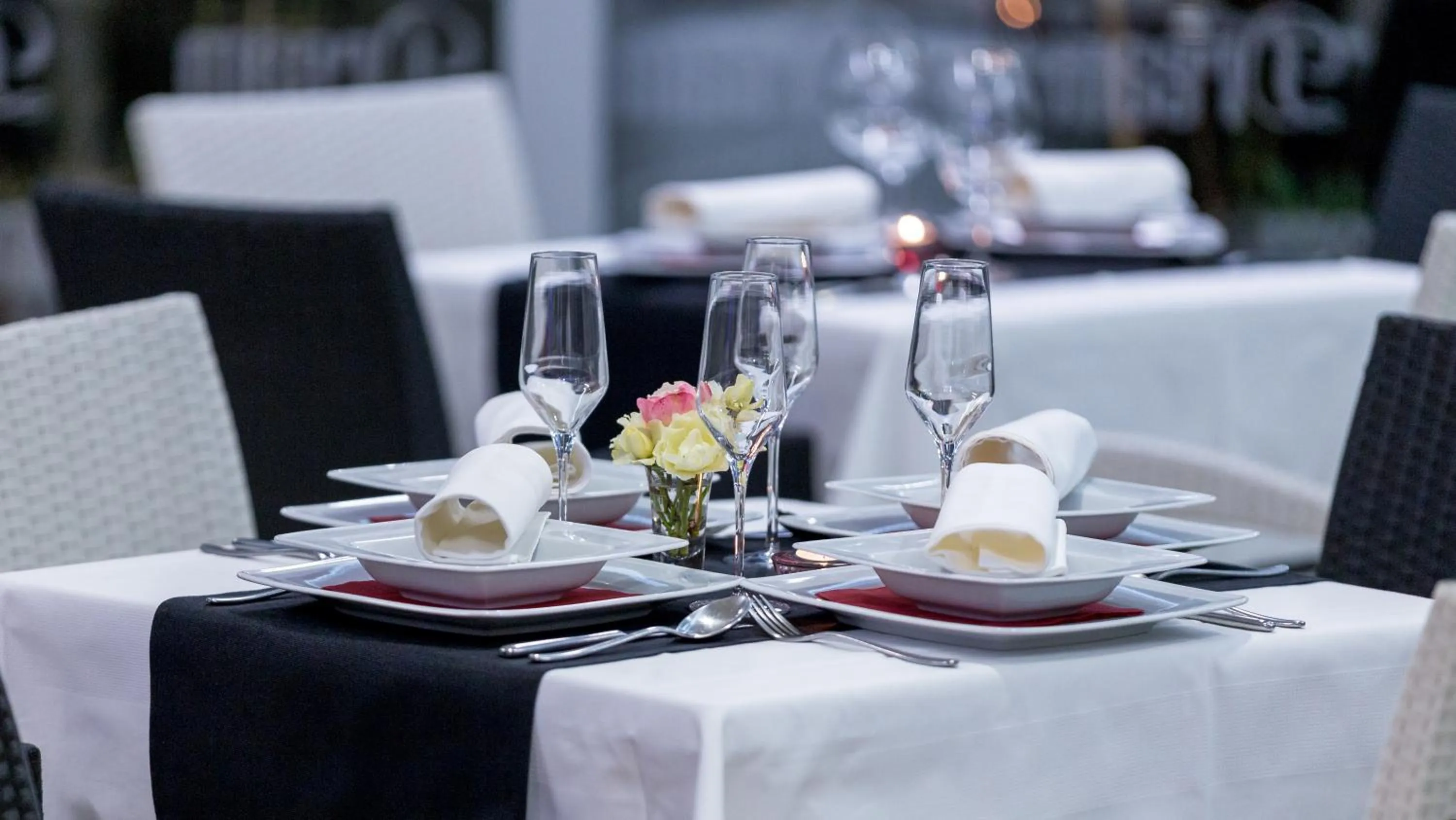 Restaurant/places to eat in Dream Hotel