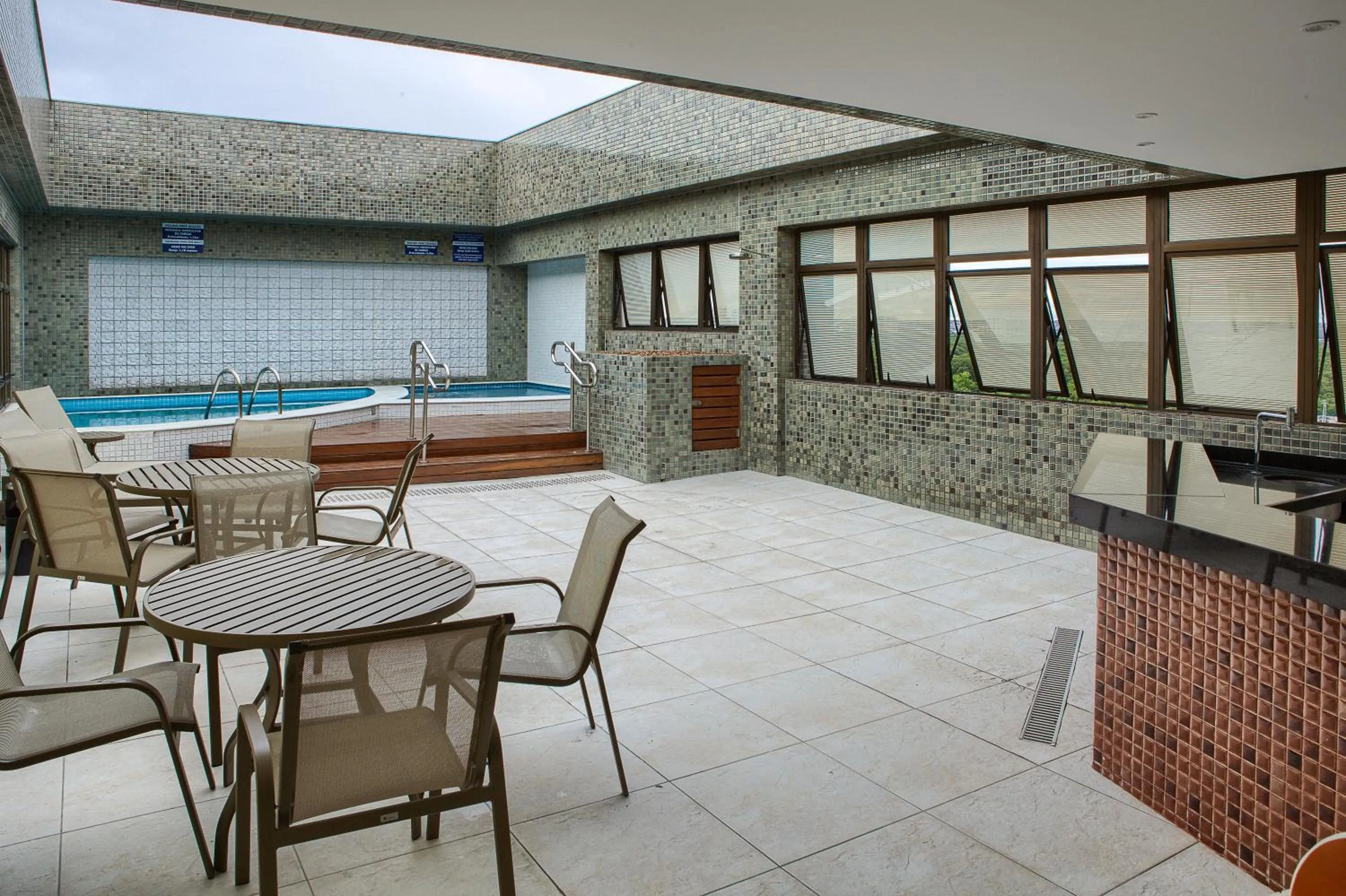 Swimming pool in Marante Executive Hotel