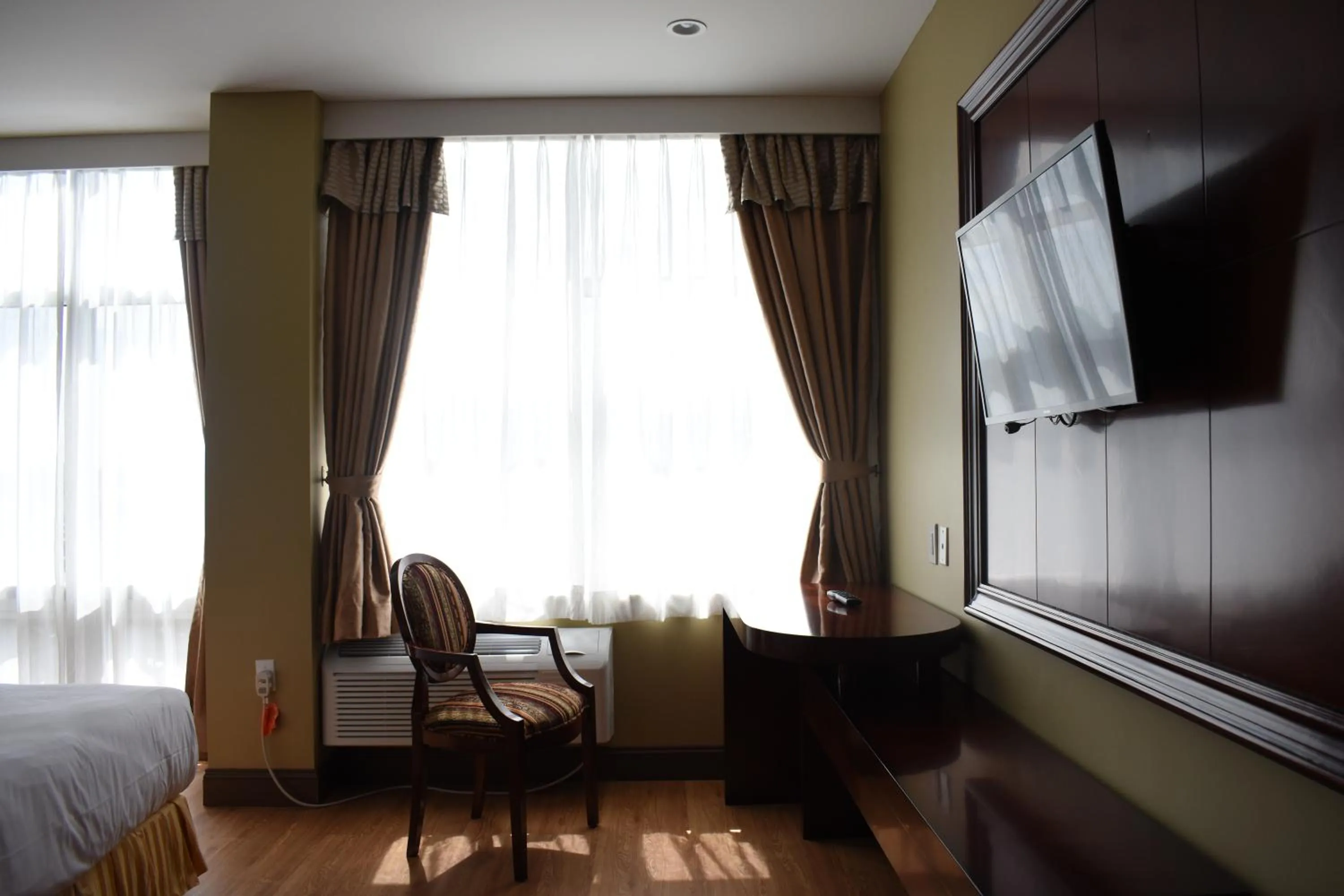 Seating area, Bed in The Queens Hotel