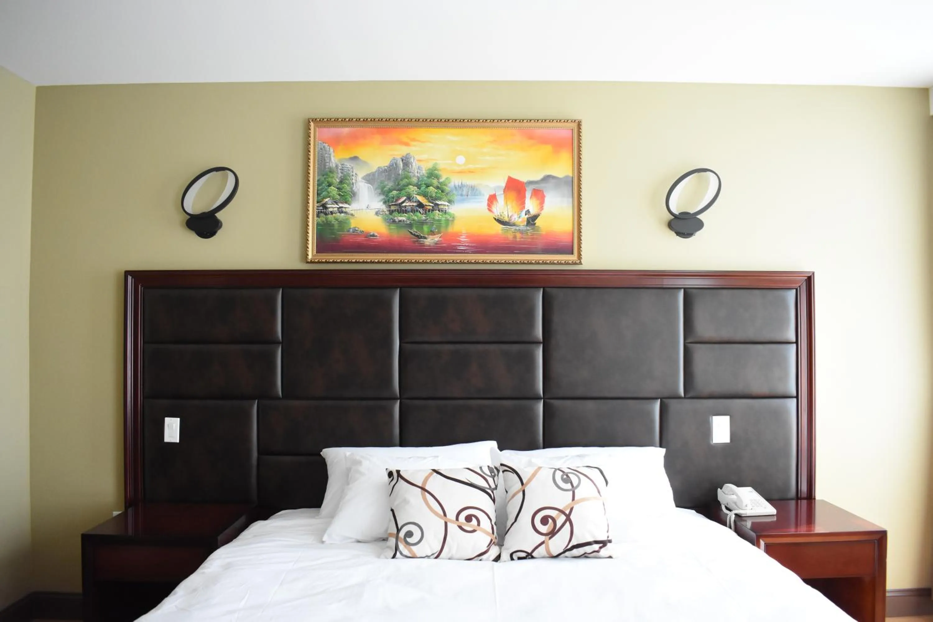 Bed in The Queens Hotel