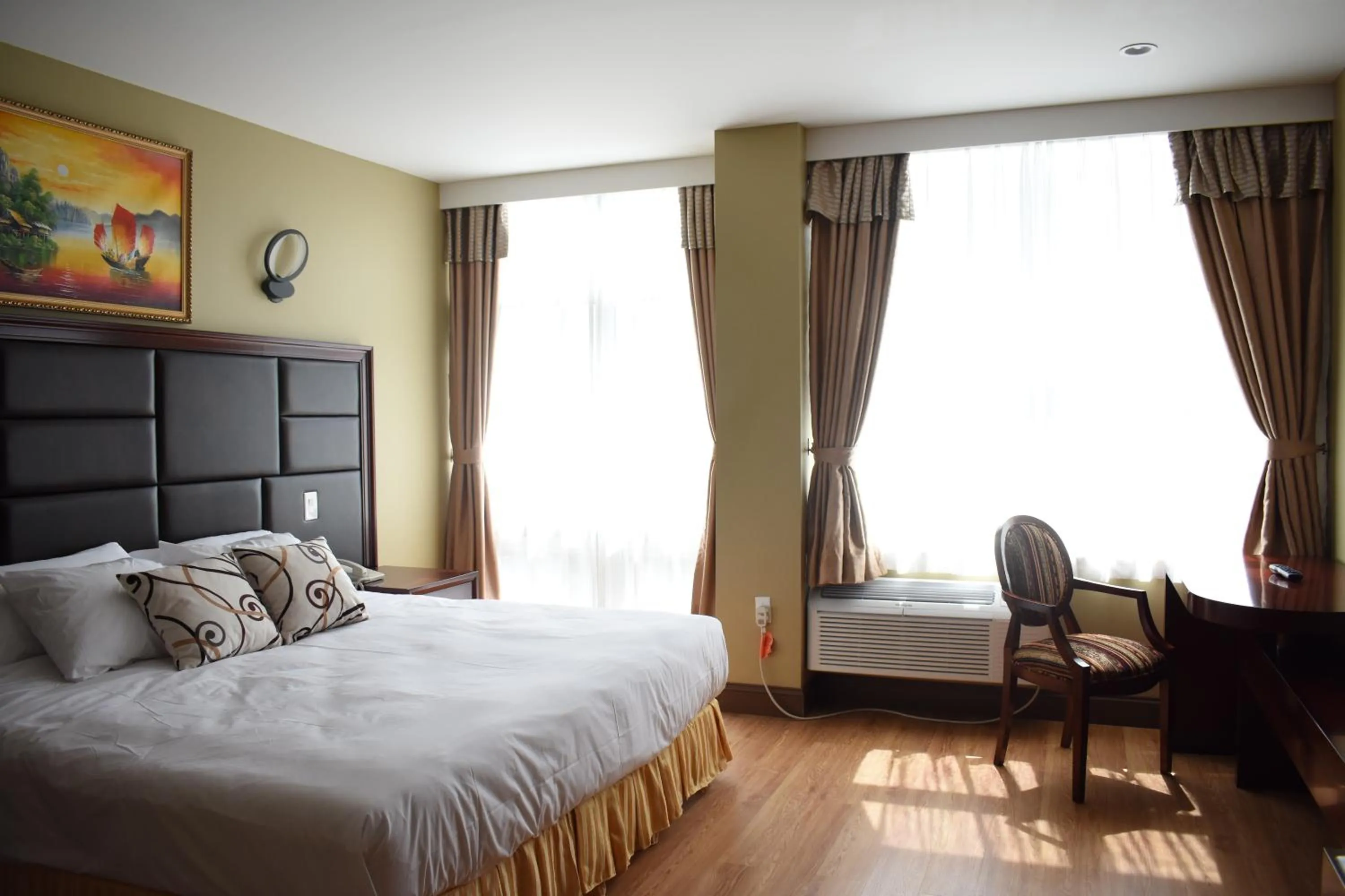 Bed in The Queens Hotel