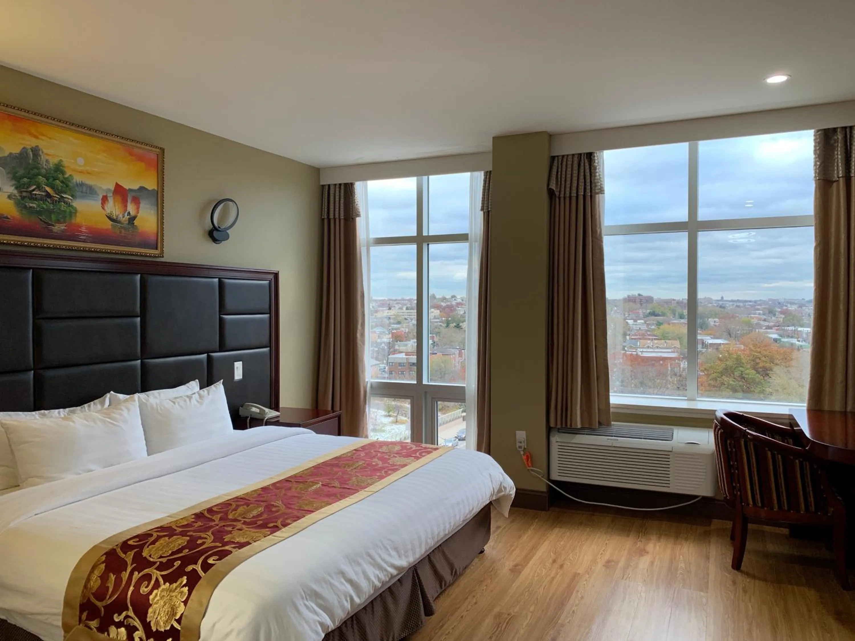 Bed in The Queens Hotel