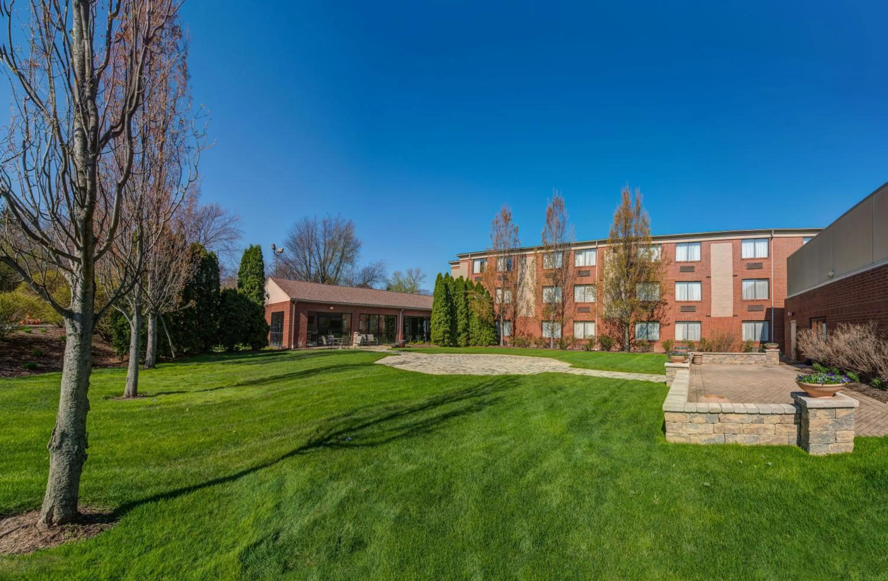 Inner courtyard view in Holiday Inn Express - Akron NW - Fairlawn by IHG