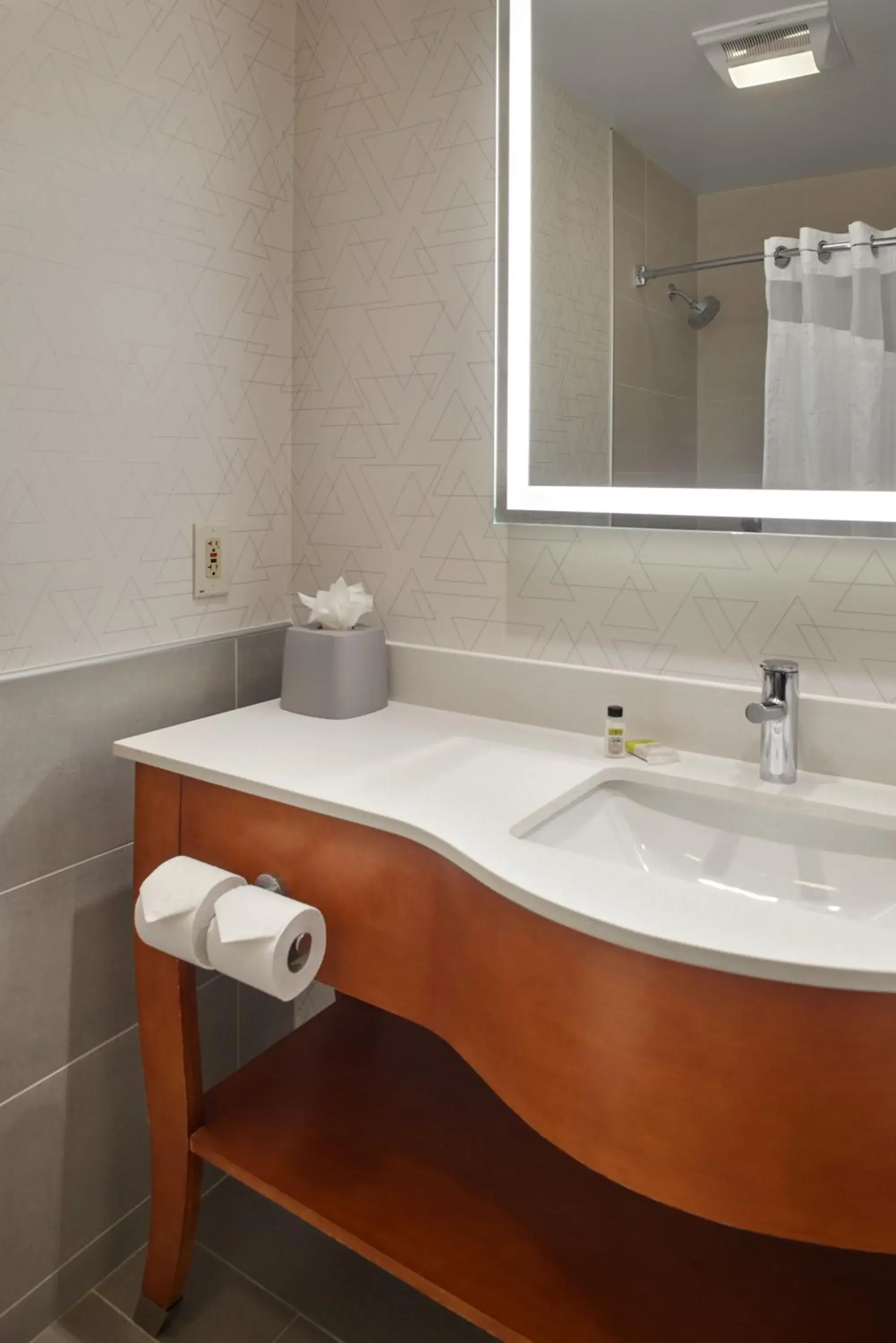 King Room - Hearing Accessible/Non-Smoking in Holiday Inn Express - Akron NW - Fairlawn by IHG King Room - Hearing Accessible/Non-Smoking in Holiday Inn Express - Akron NW - Fairlawn by IHG
