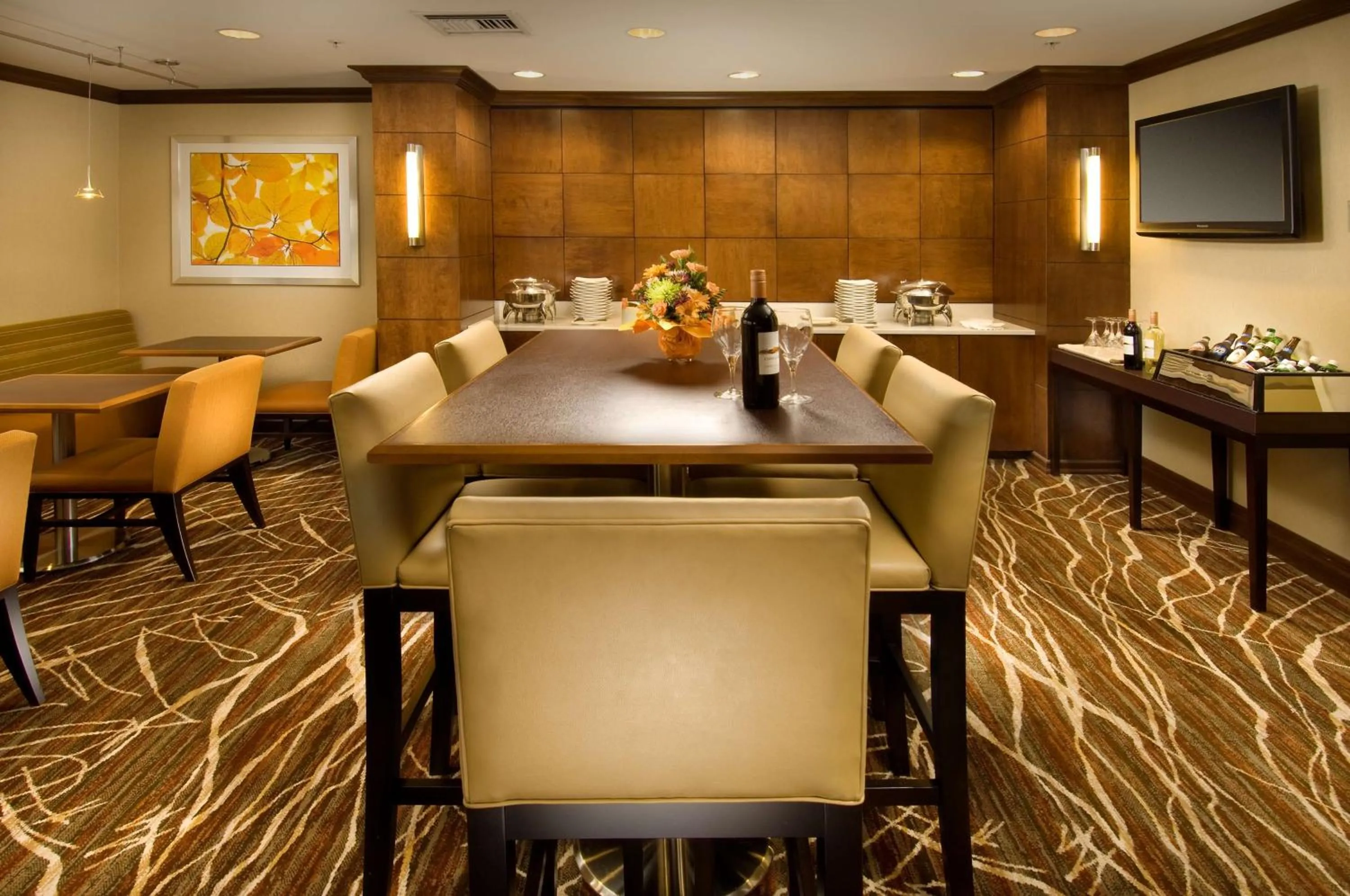 Dining area in DoubleTree by Hilton Dulles Airport-Sterling