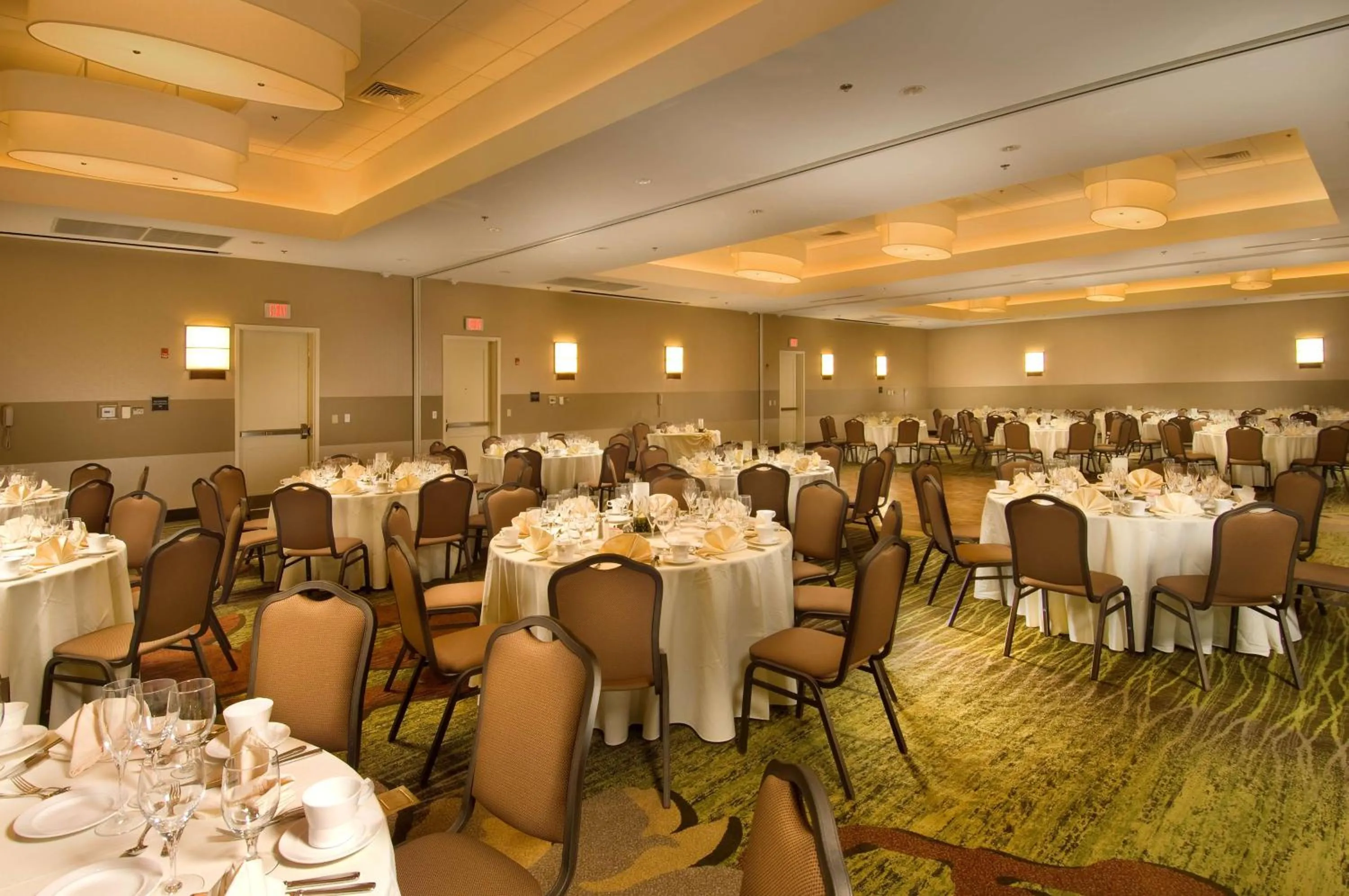 Dining area in DoubleTree by Hilton Dulles Airport-Sterling