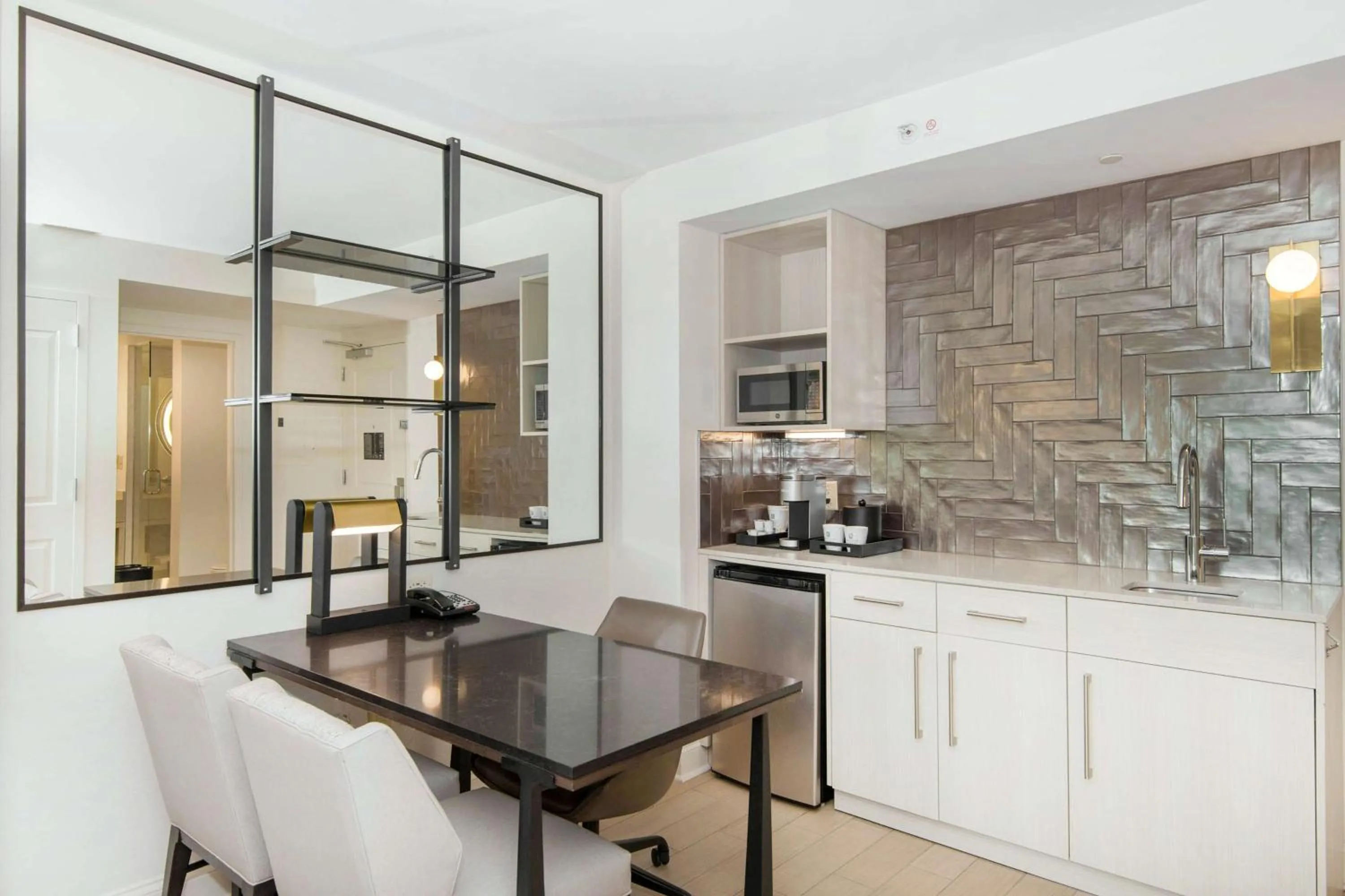 Kitchen or kitchenette in Embassy Suites by Hilton Raleigh Durham Airport Brier Creek