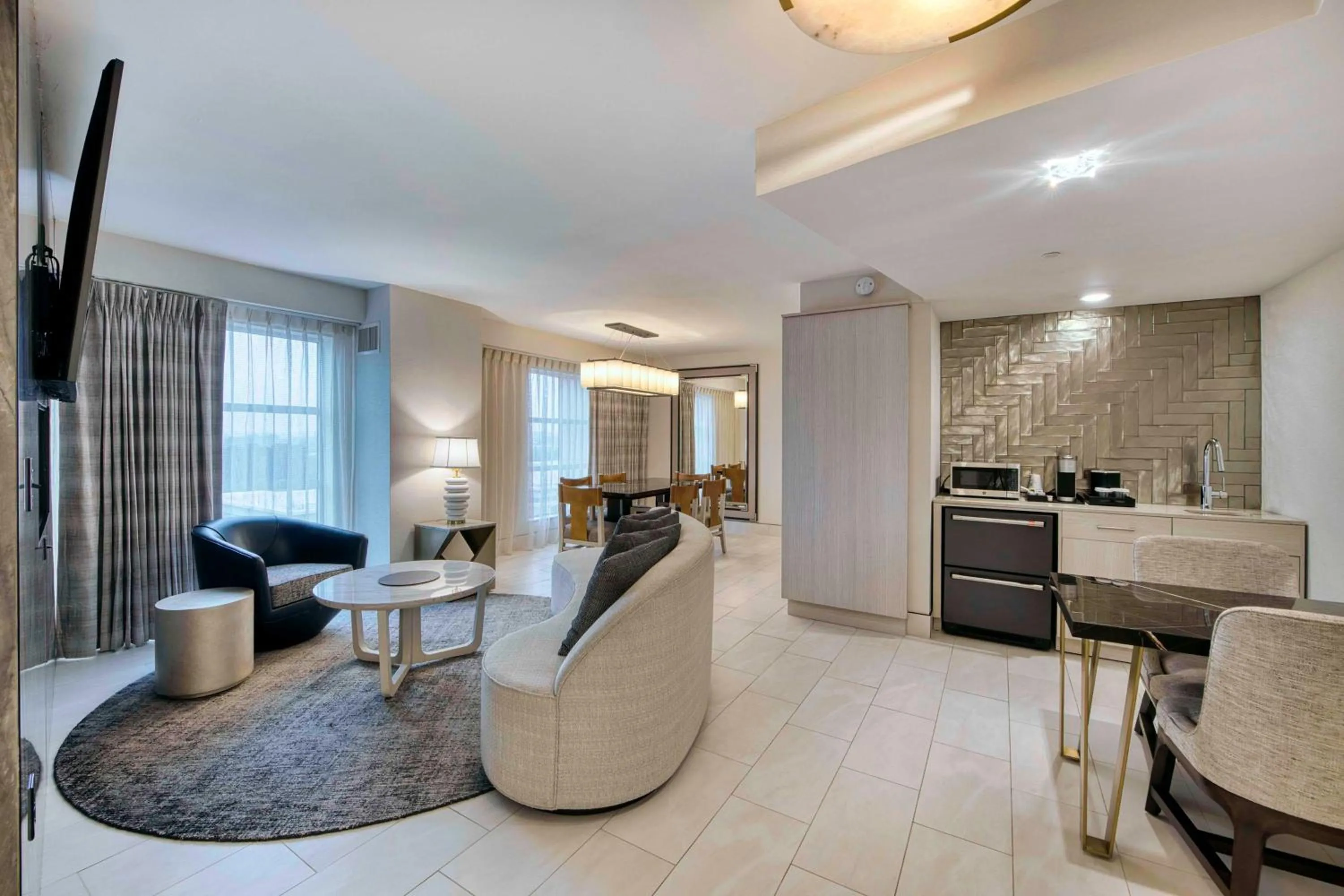 Kitchen or kitchenette in Embassy Suites by Hilton Raleigh Durham Airport Brier Creek
