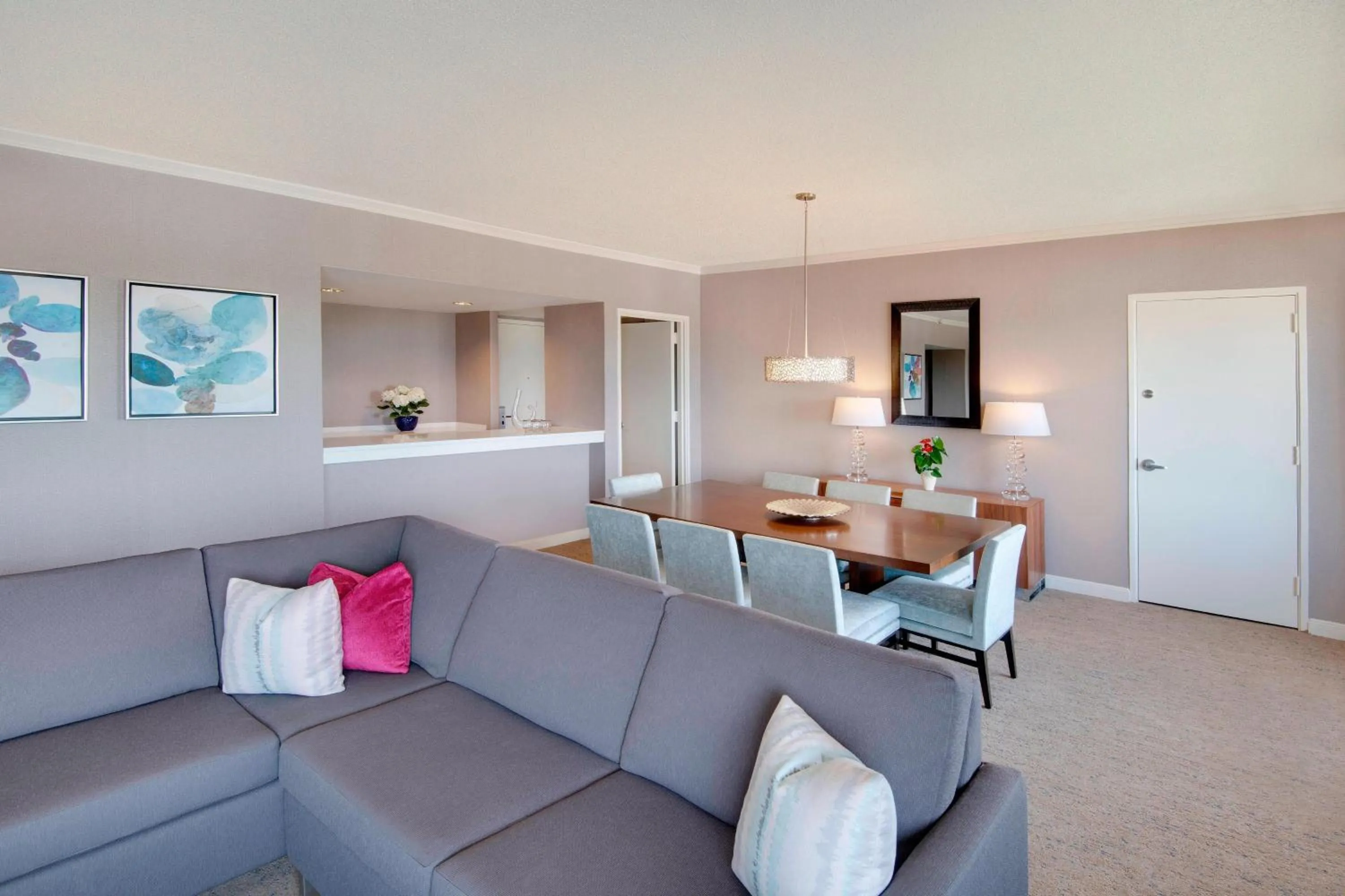 Living room in The Westin Dallas Park Central