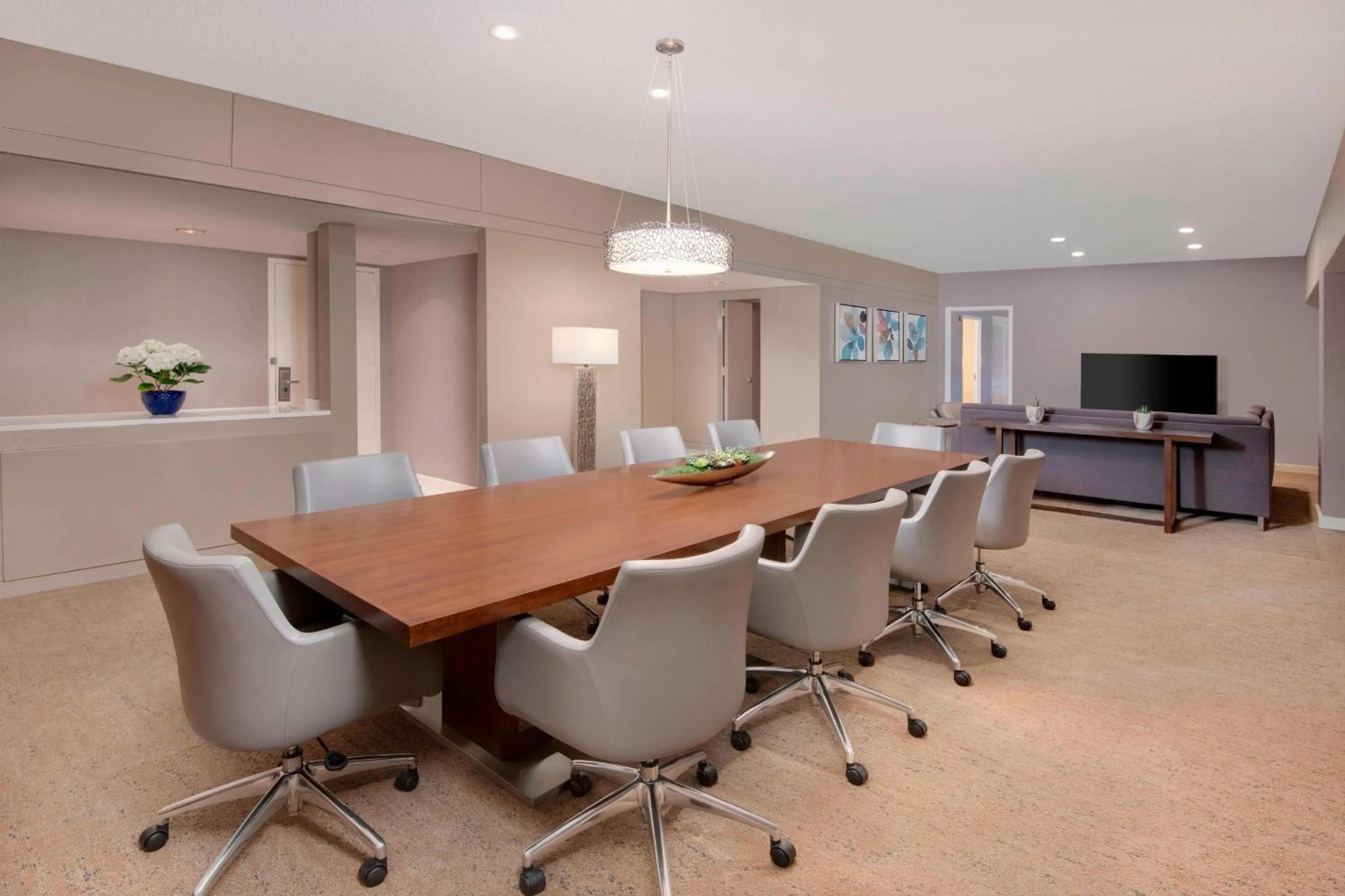 Living room in The Westin Dallas Park Central