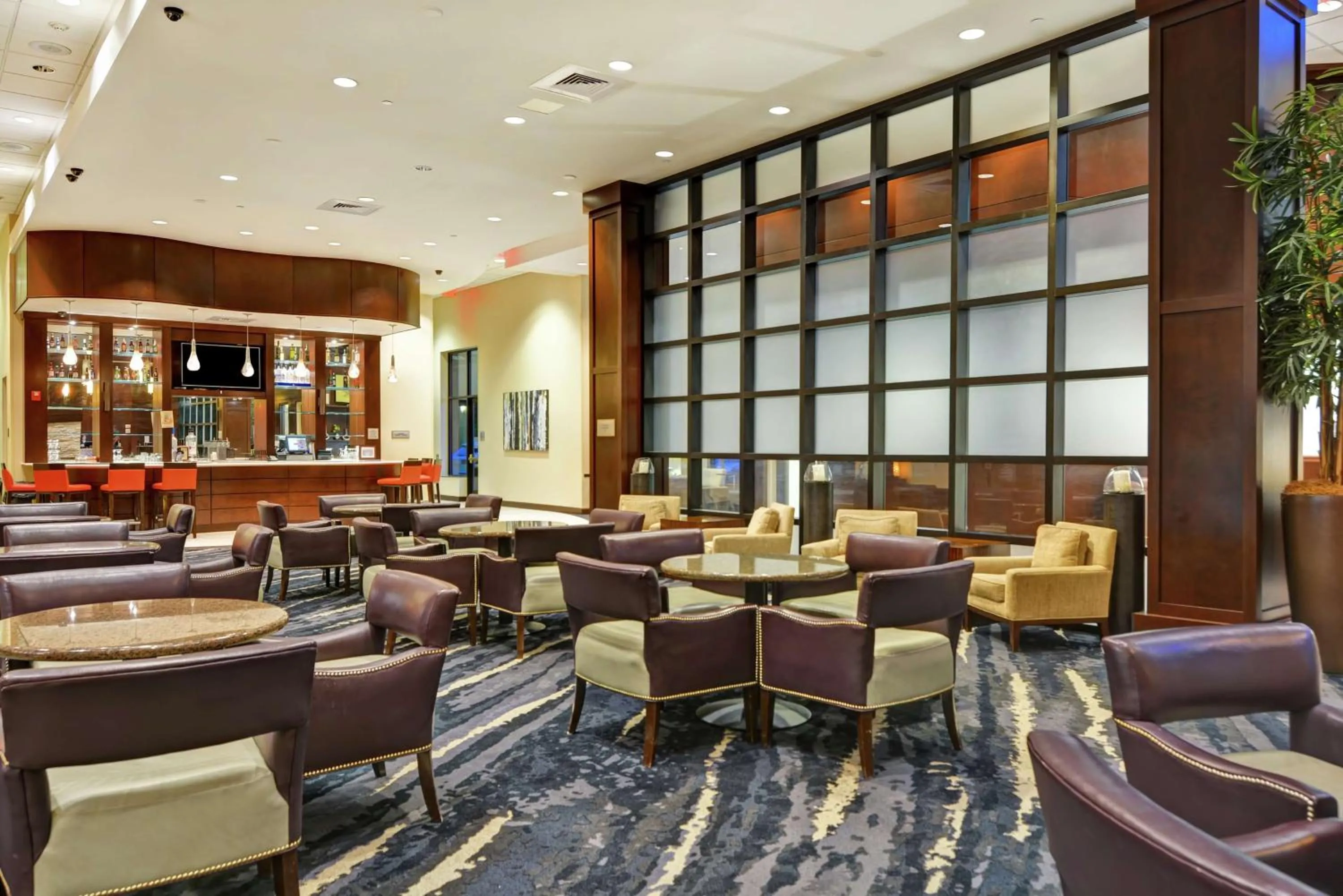 Lounge or bar in Embassy Suites Savannah Airport