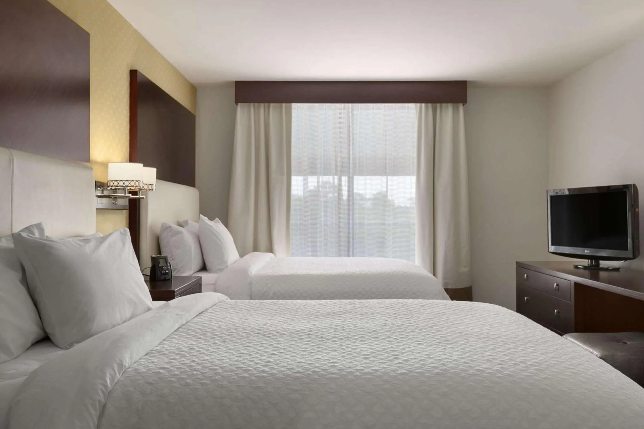 Bed in Embassy Suites Savannah Airport