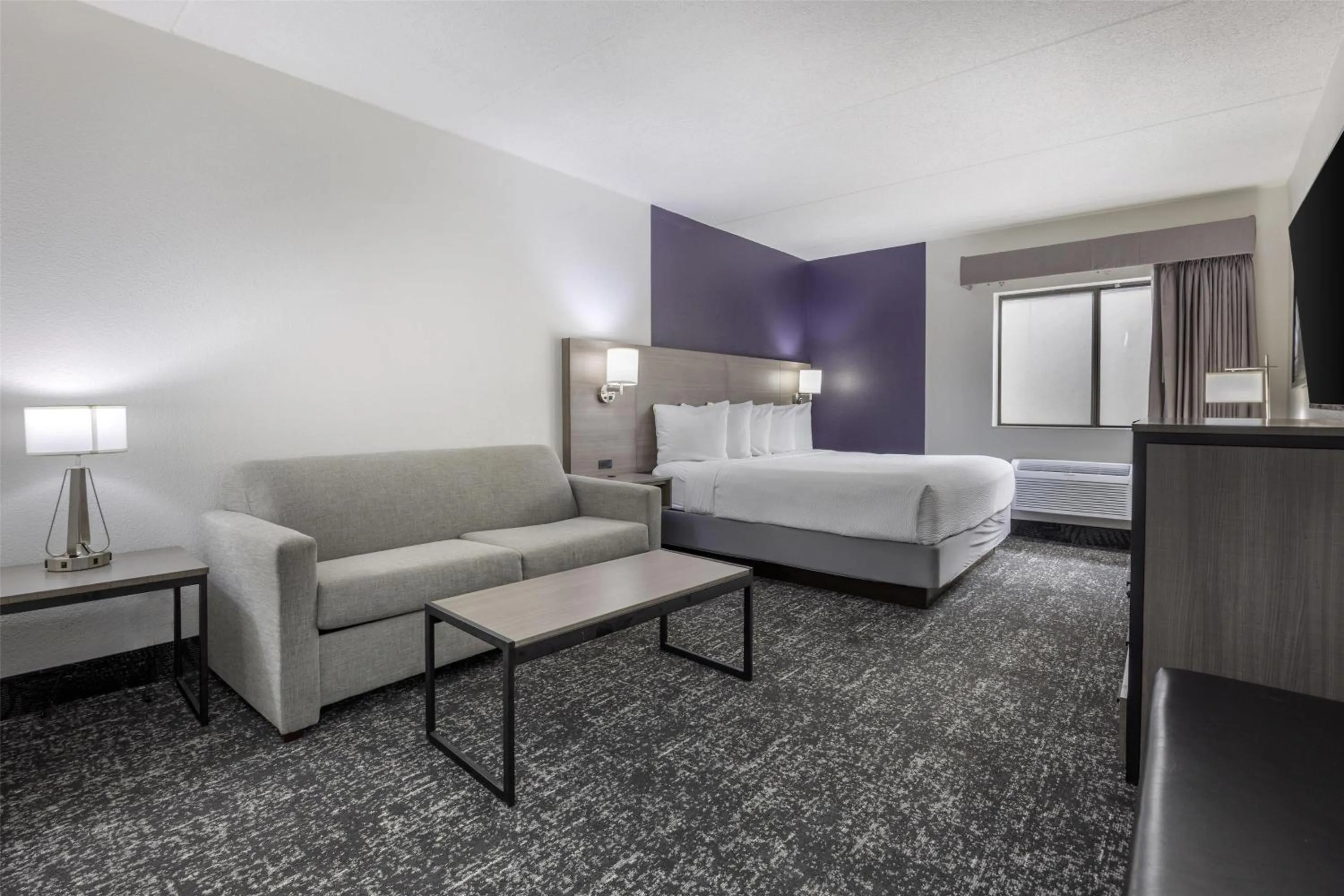 Bedroom, Bed in Best Western Bolingbrook Hotel