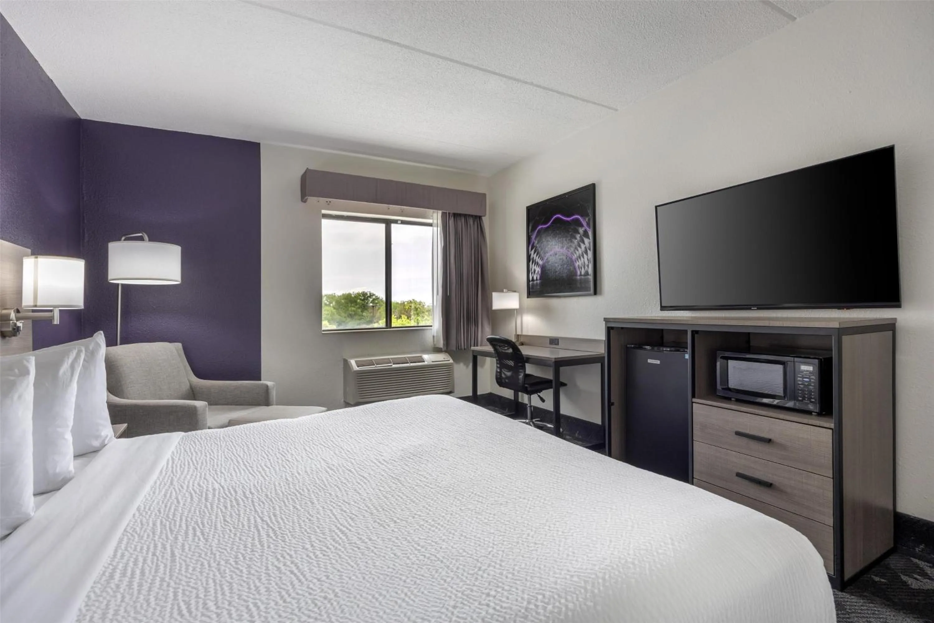 Bedroom, Bed in Best Western Bolingbrook Hotel