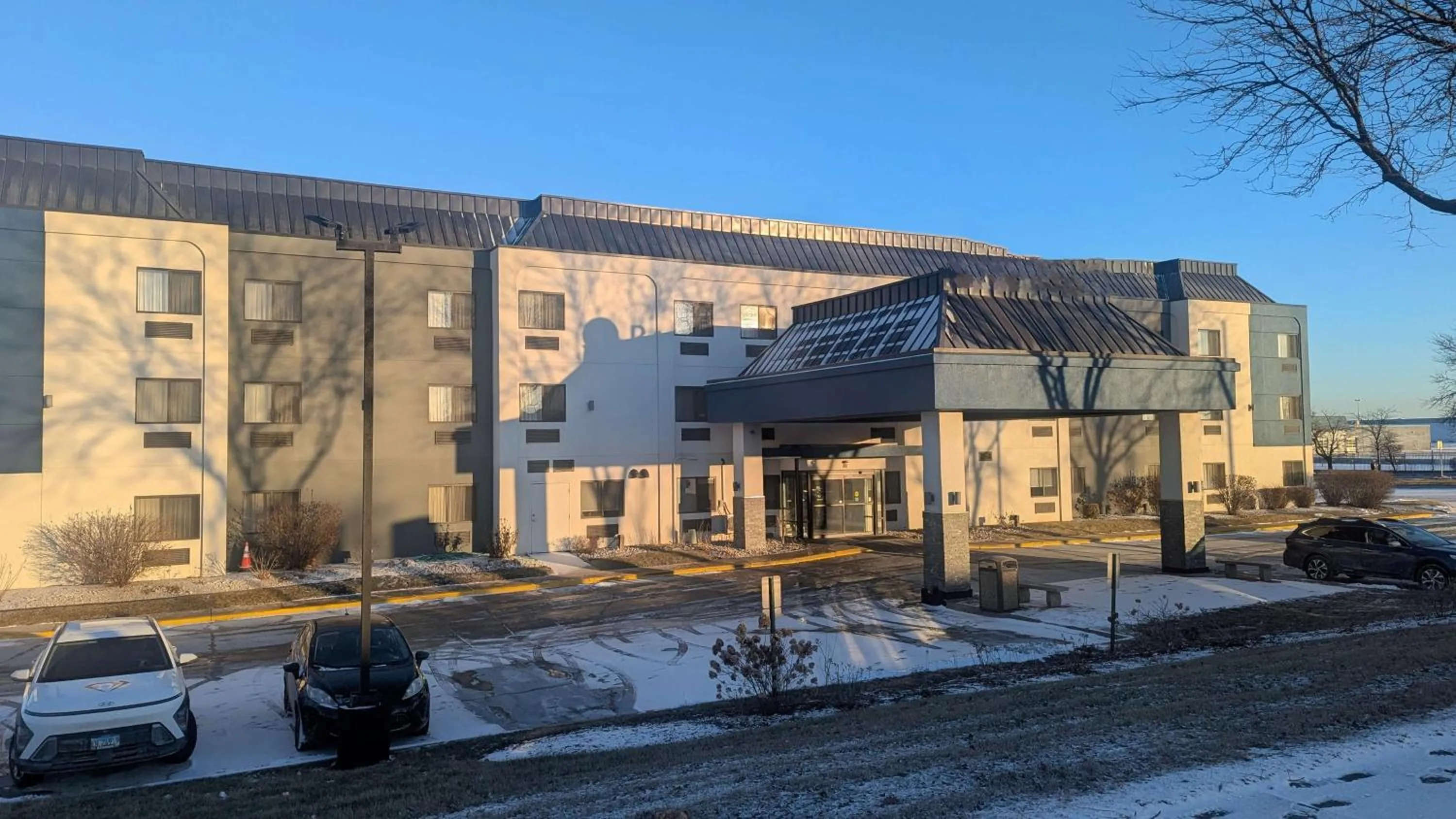 Property building in Best Western Bolingbrook Hotel