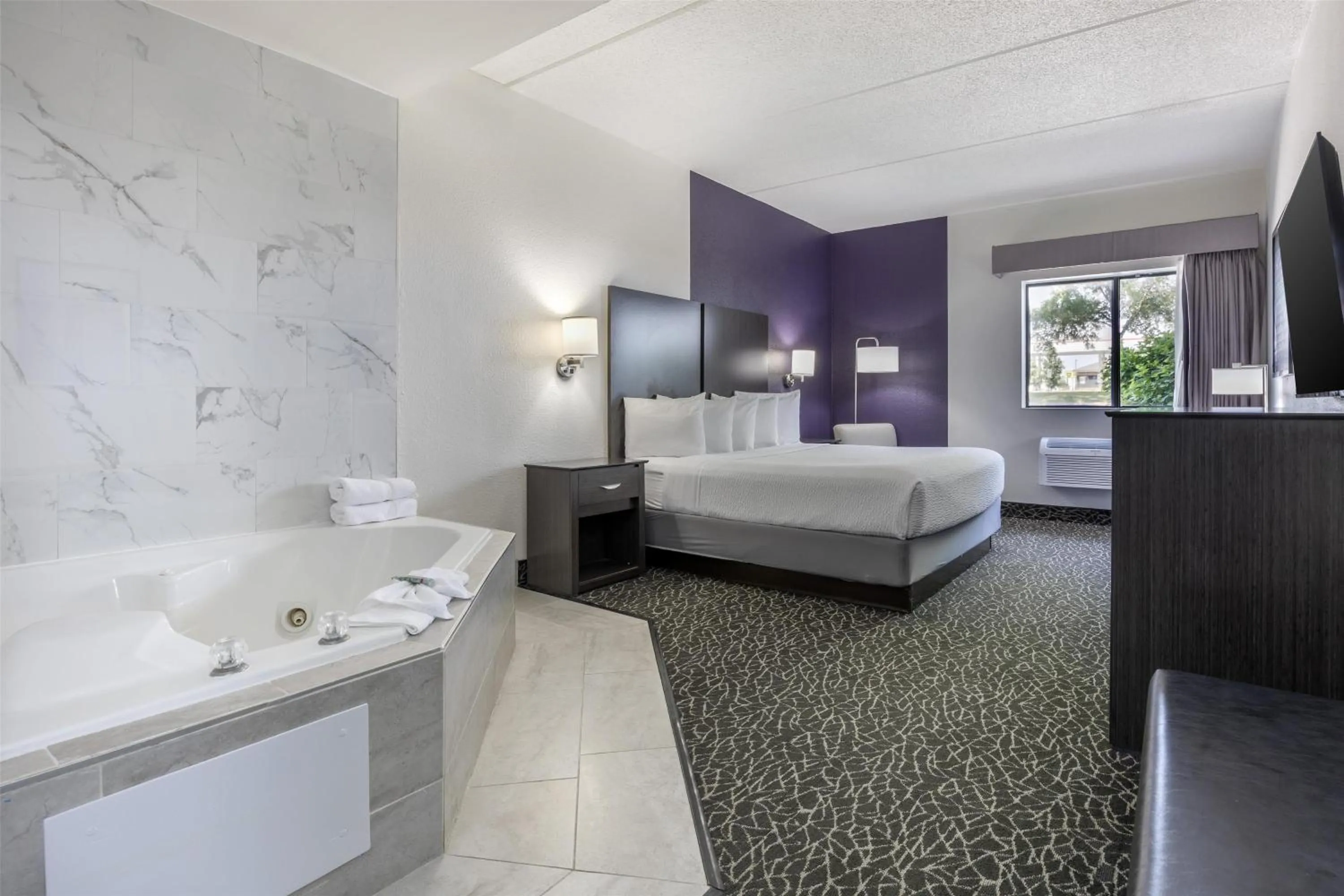 Bedroom, Bed in Best Western Bolingbrook Hotel