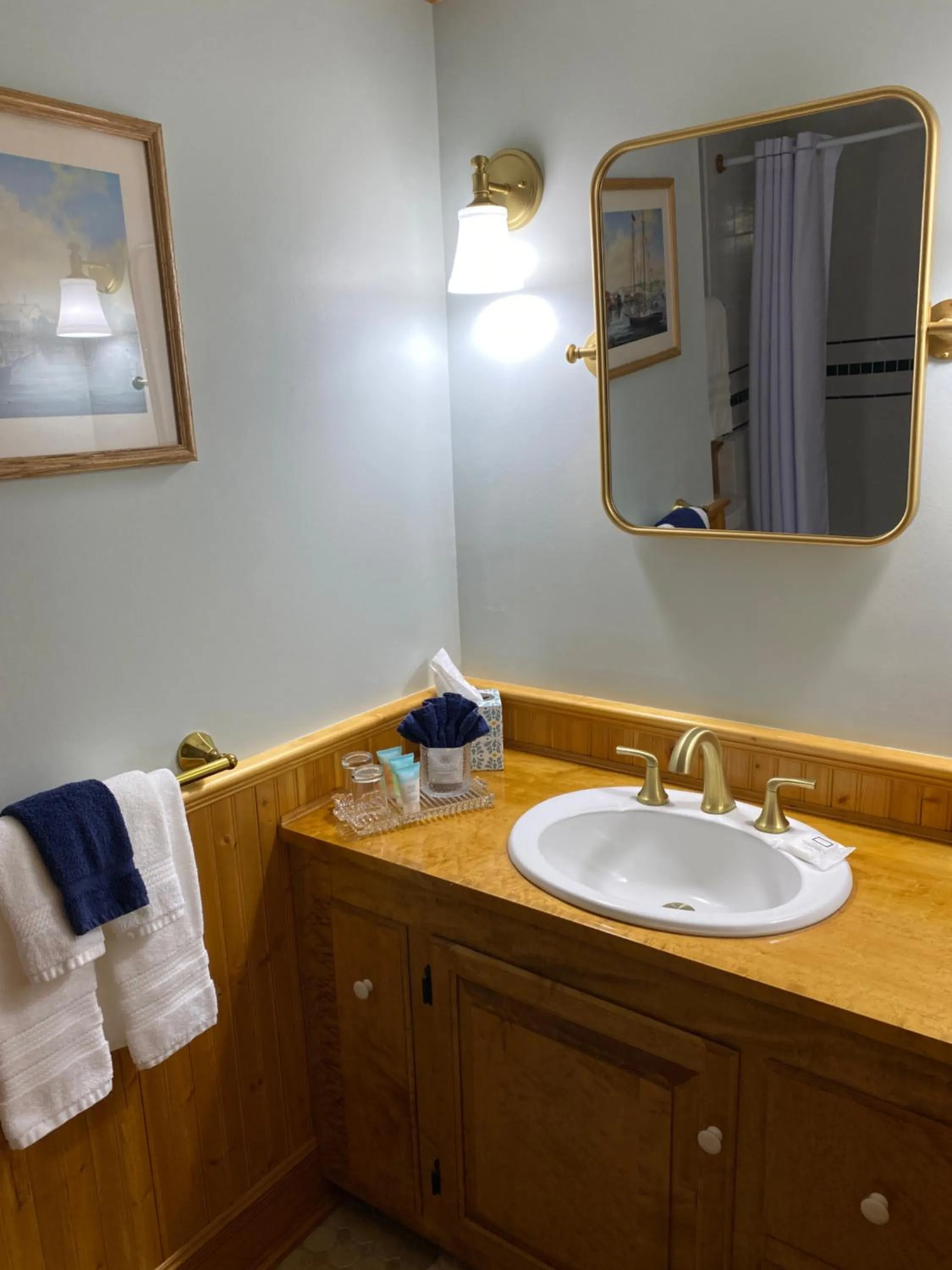 Bathroom in Spouter Inn Bed & Breakfast